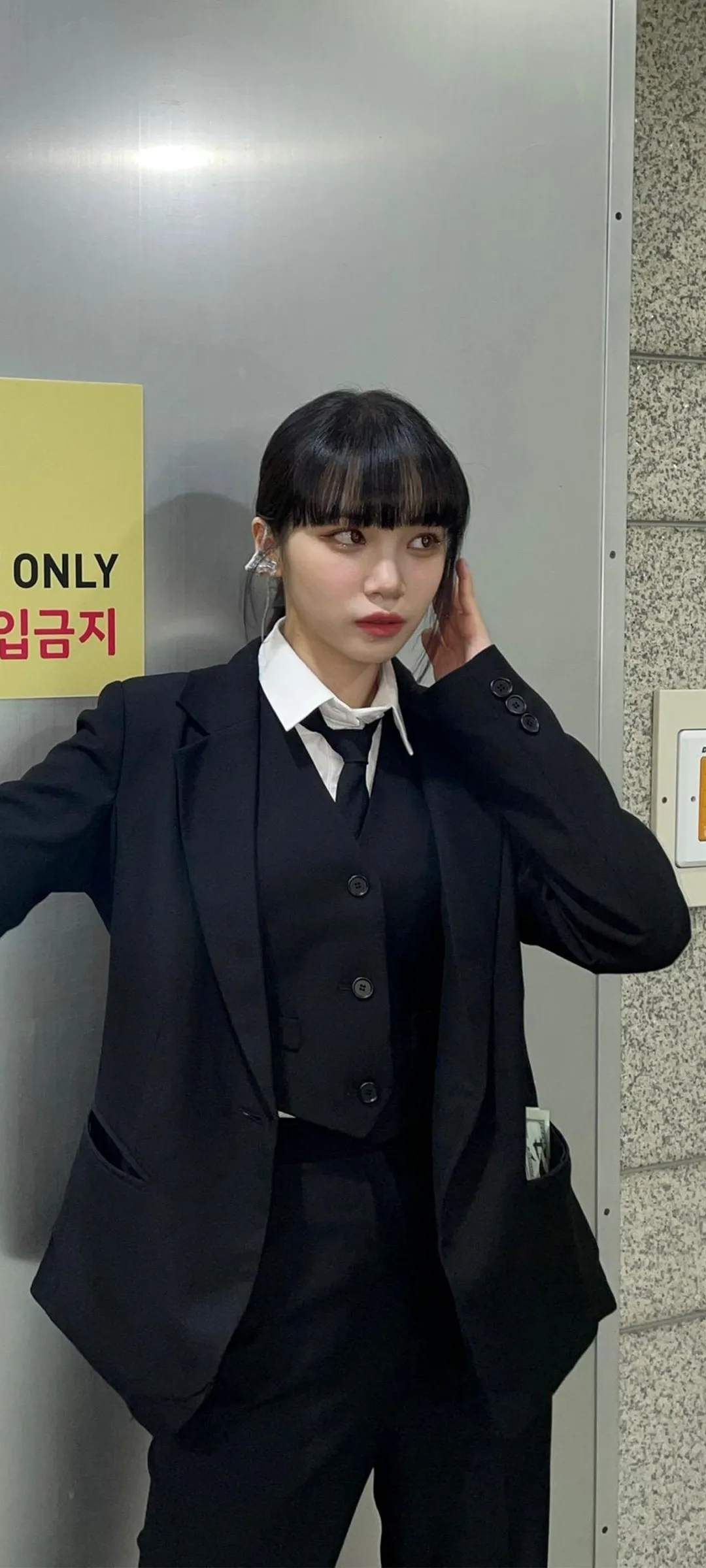 Kim Chae-won lock screen phone wallpaper 4K HD download — IZ*ONE, LE SSERAFIM