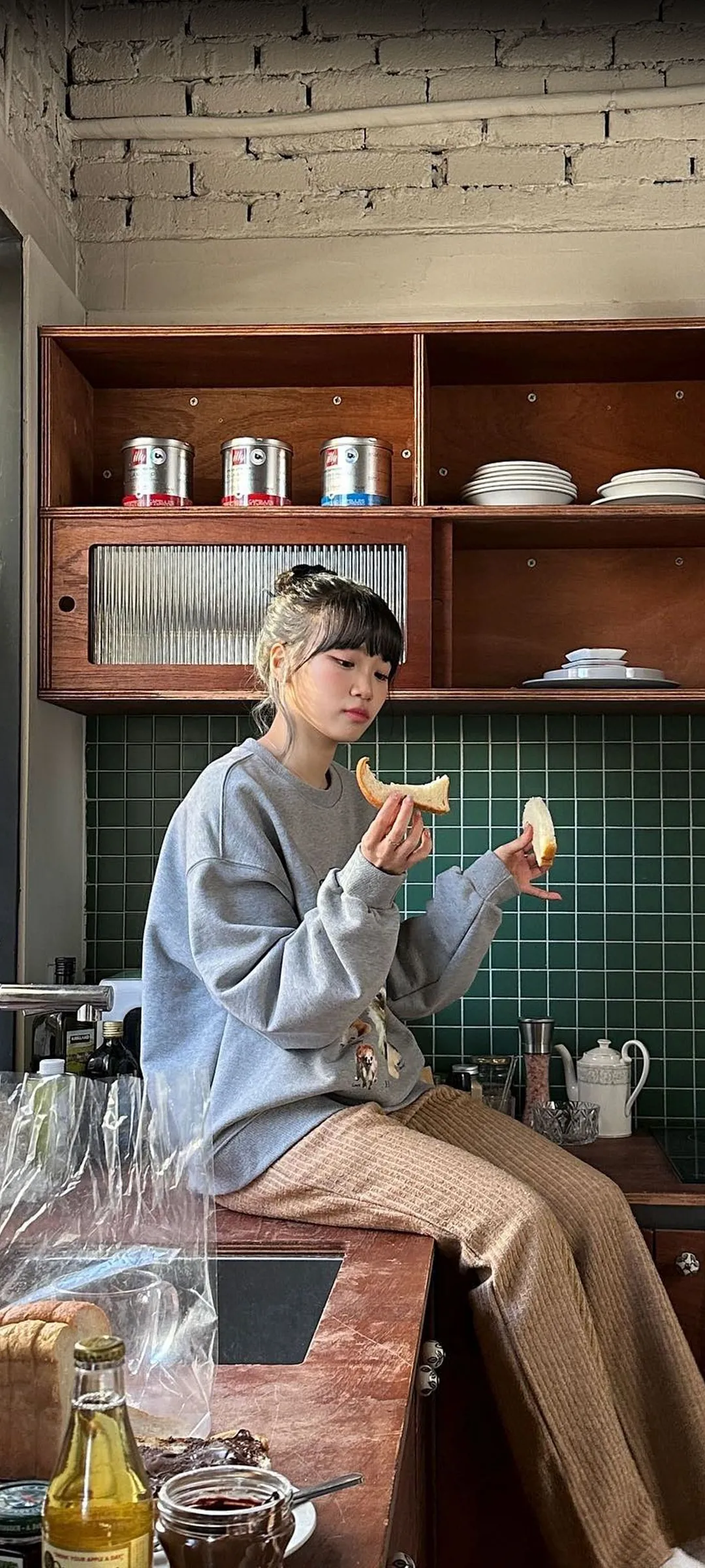 김채원 잠금화면 폰 배경화면 4K HD 다운로드 — 아이즈원, 르세라핌