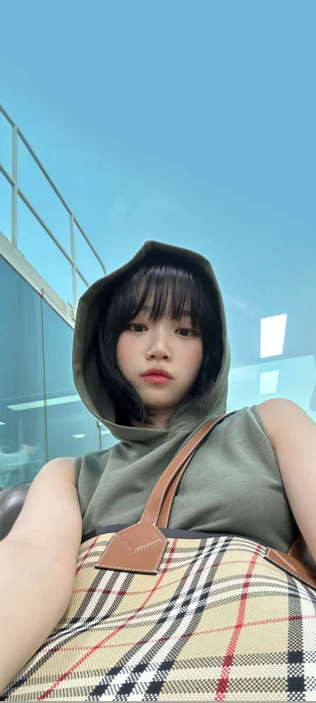 Kim Chae-won lock screen phone wallpaper 4K HD download — IZ*ONE, LE SSERAFIM