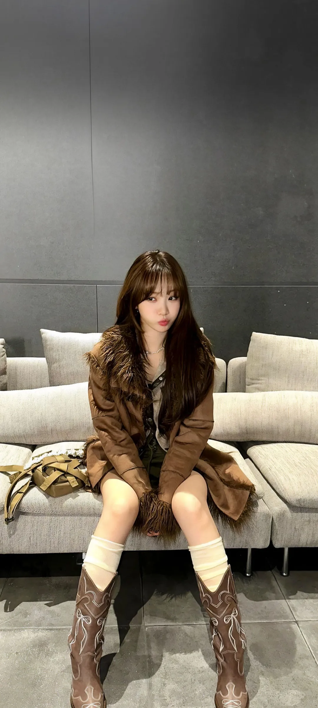 Kim Chae-won lock screen phone wallpaper 4K HD download — IZ*ONE, LE SSERAFIM