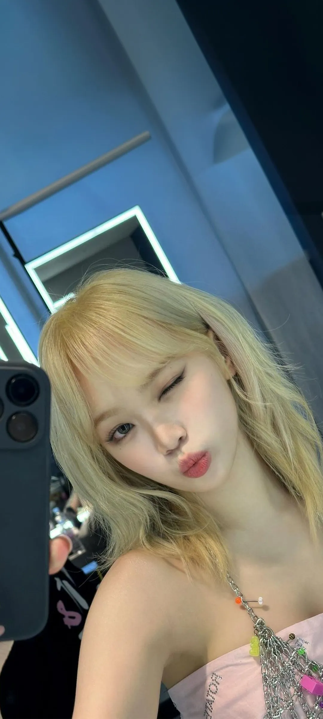 김채원 잠금화면 폰 배경화면 4K HD 다운로드 — 아이즈원, 르세라핌