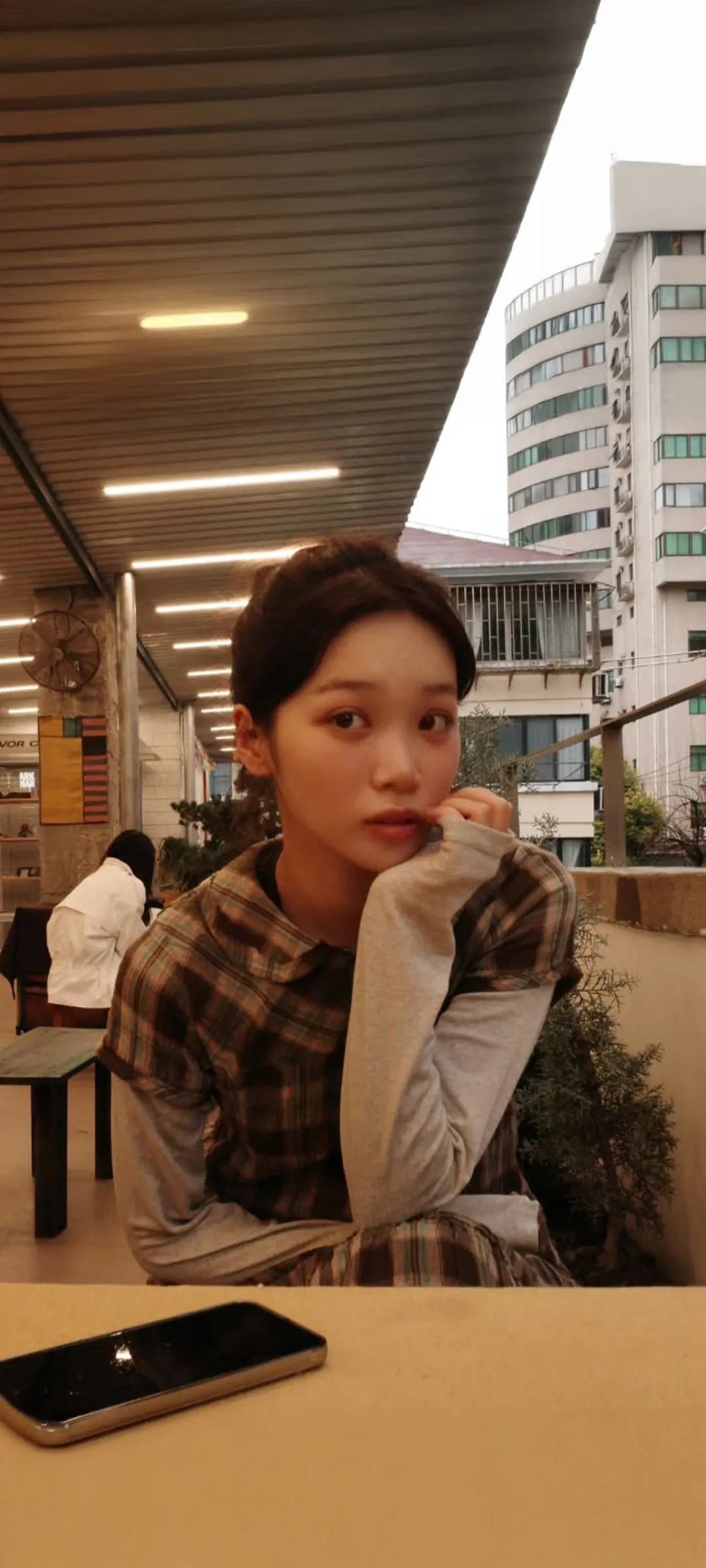 김채원 잠금화면 폰 배경화면 4K HD 다운로드 — 아이즈원, 르세라핌