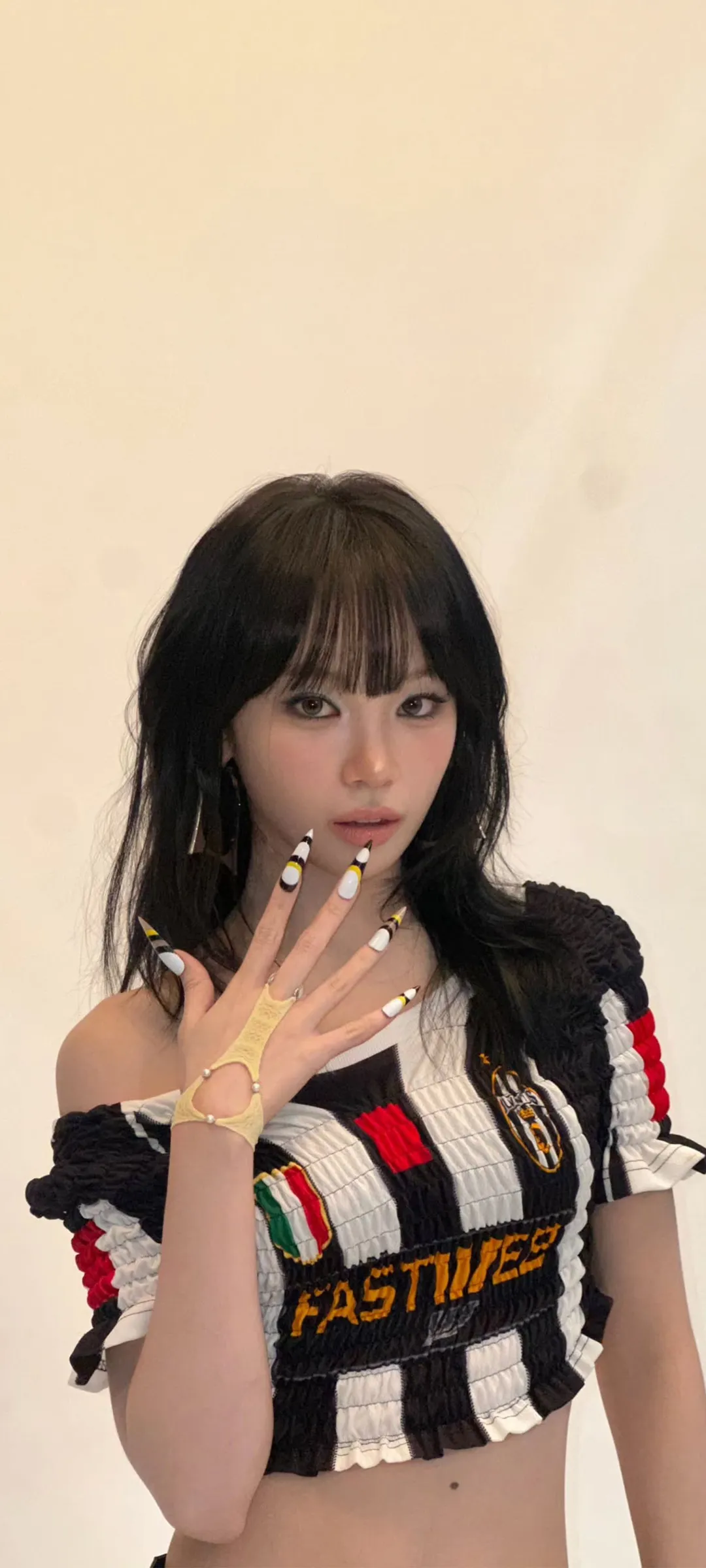 Kim Chae-won lock screen phone wallpaper 4K HD download — IZ*ONE, LE SSERAFIM