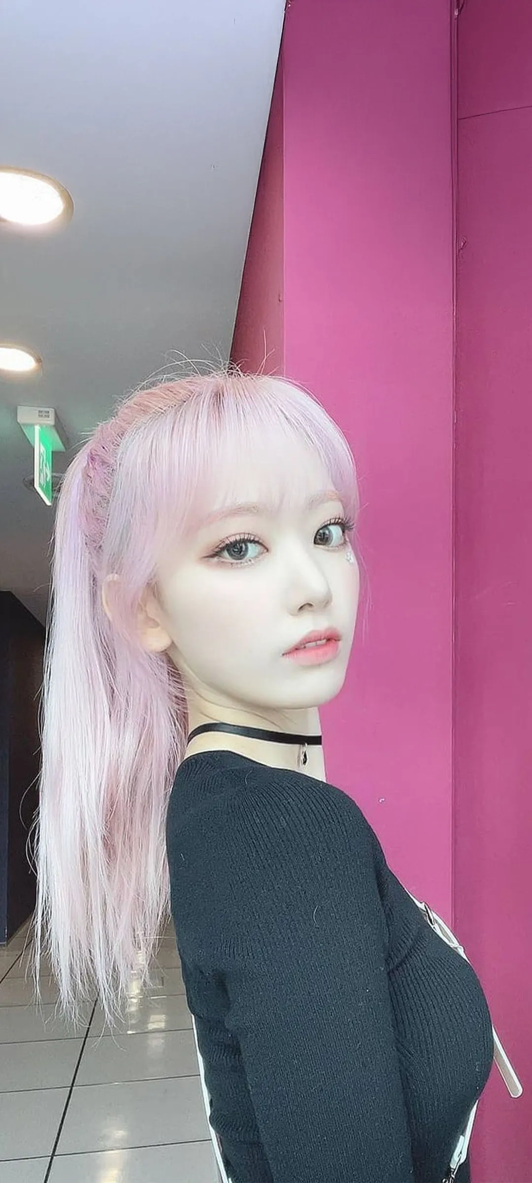 Fond d'écran de verrouillage mobile Sakura Miyawaki 4K HD télécharger — IZ*ONE, LE SSERAFIM
