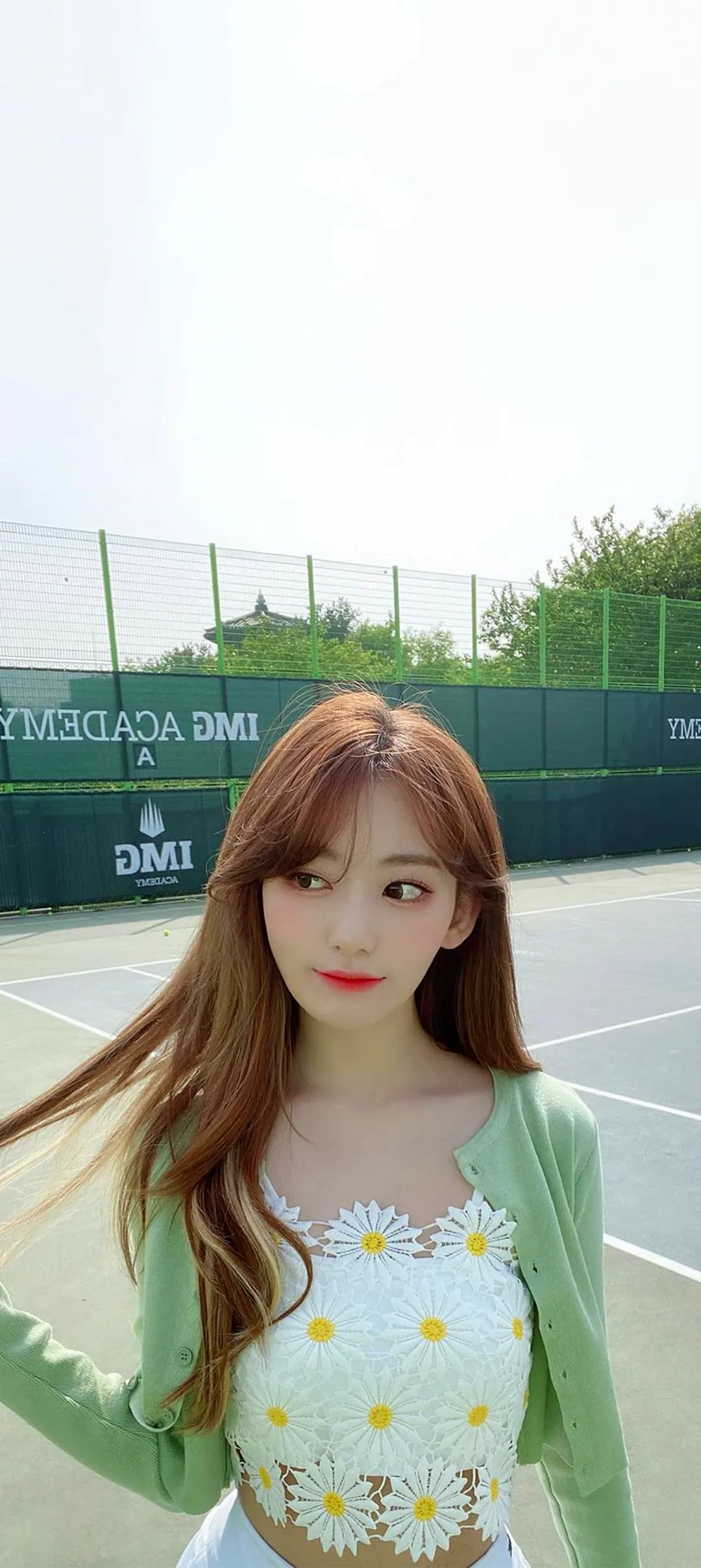 Fond d'écran de verrouillage mobile Sakura Miyawaki 4K HD télécharger — IZ*ONE, LE SSERAFIM
