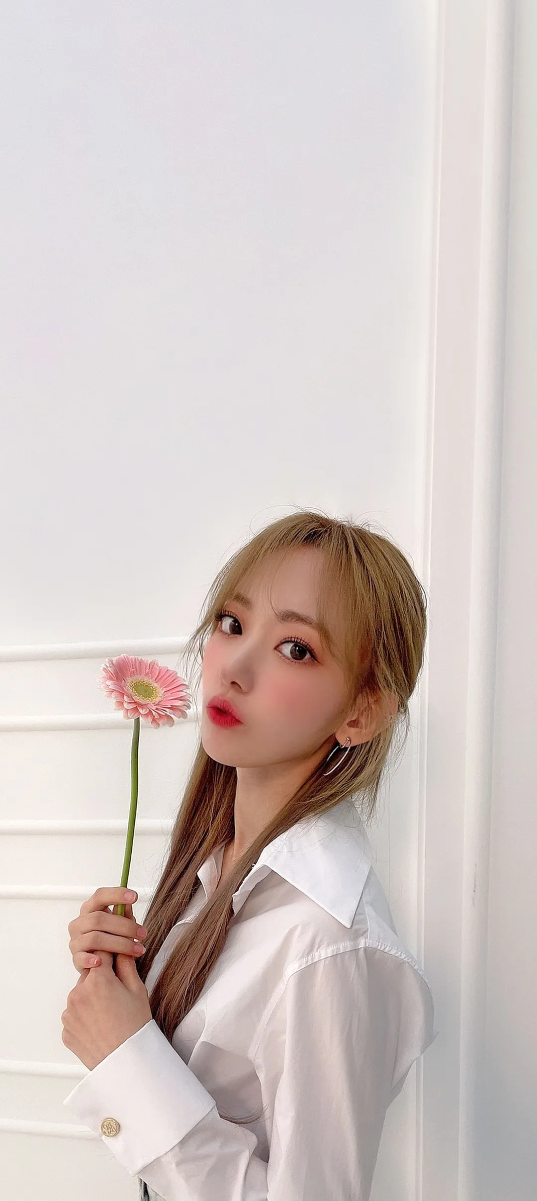Fond d'écran de verrouillage mobile Sakura Miyawaki 4K HD télécharger — IZ*ONE, LE SSERAFIM