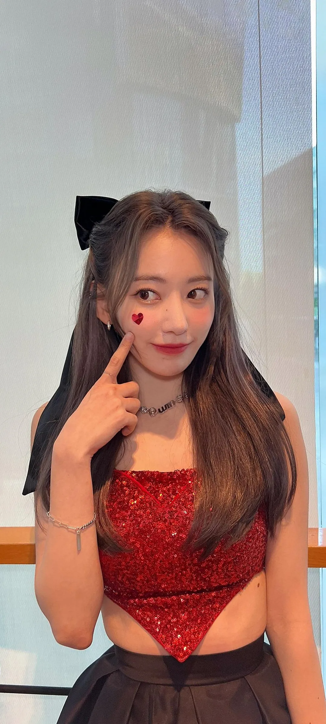 Fond d'écran de verrouillage mobile Sakura Miyawaki 4K HD télécharger — IZ*ONE, LE SSERAFIM