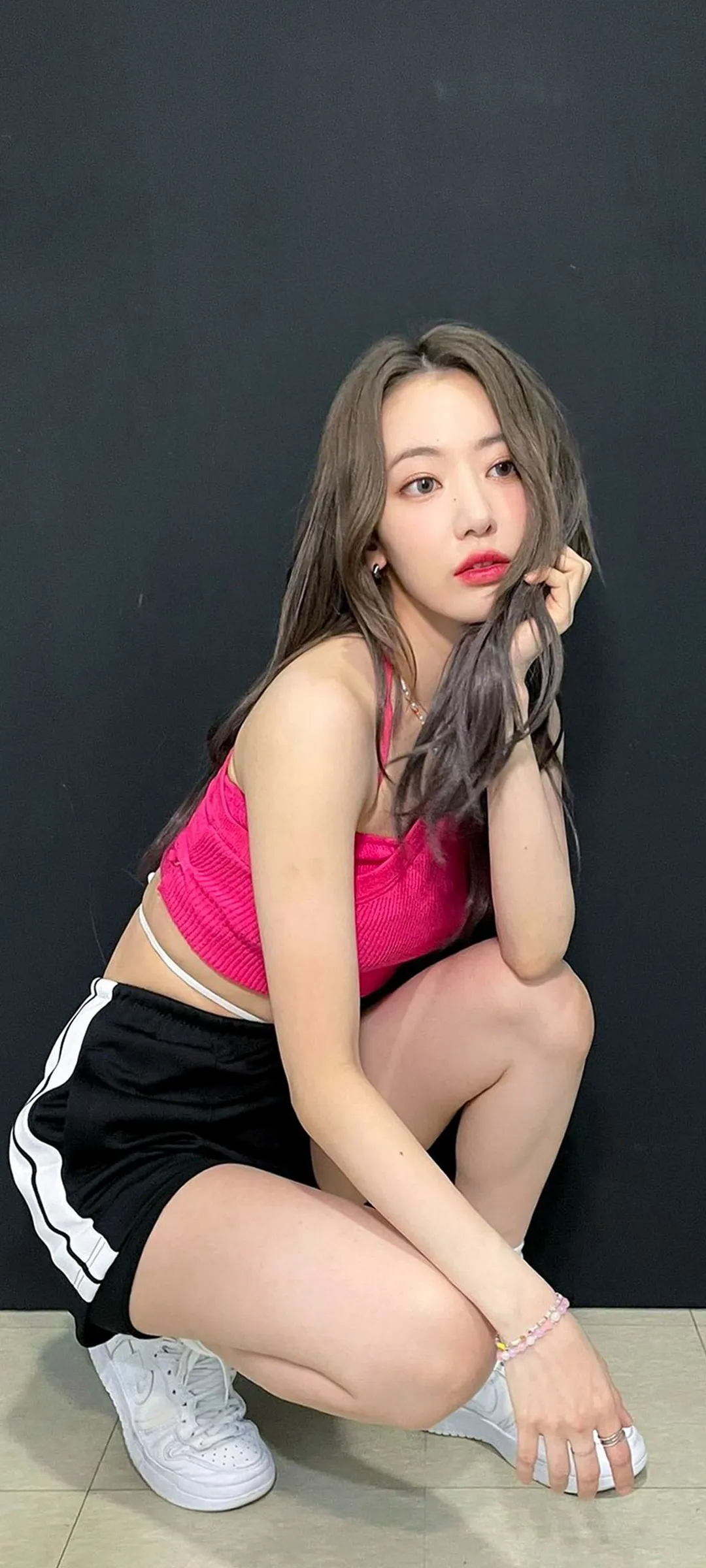 Fond d'écran de verrouillage mobile Sakura Miyawaki 4K HD télécharger — IZ*ONE, LE SSERAFIM