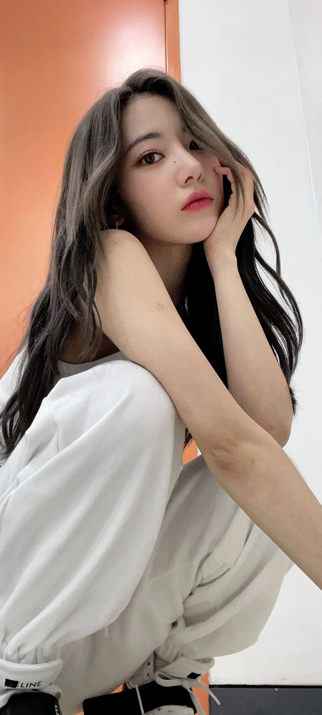 Fond d'écran de verrouillage mobile Sakura Miyawaki 4K HD télécharger — IZ*ONE, LE SSERAFIM