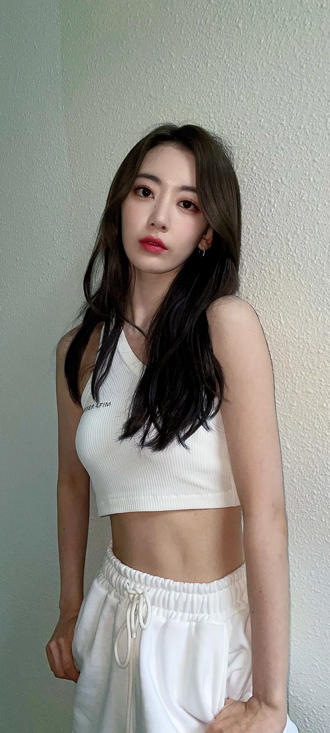 Fond d'écran de verrouillage mobile Sakura Miyawaki 4K HD télécharger — IZ*ONE, LE SSERAFIM