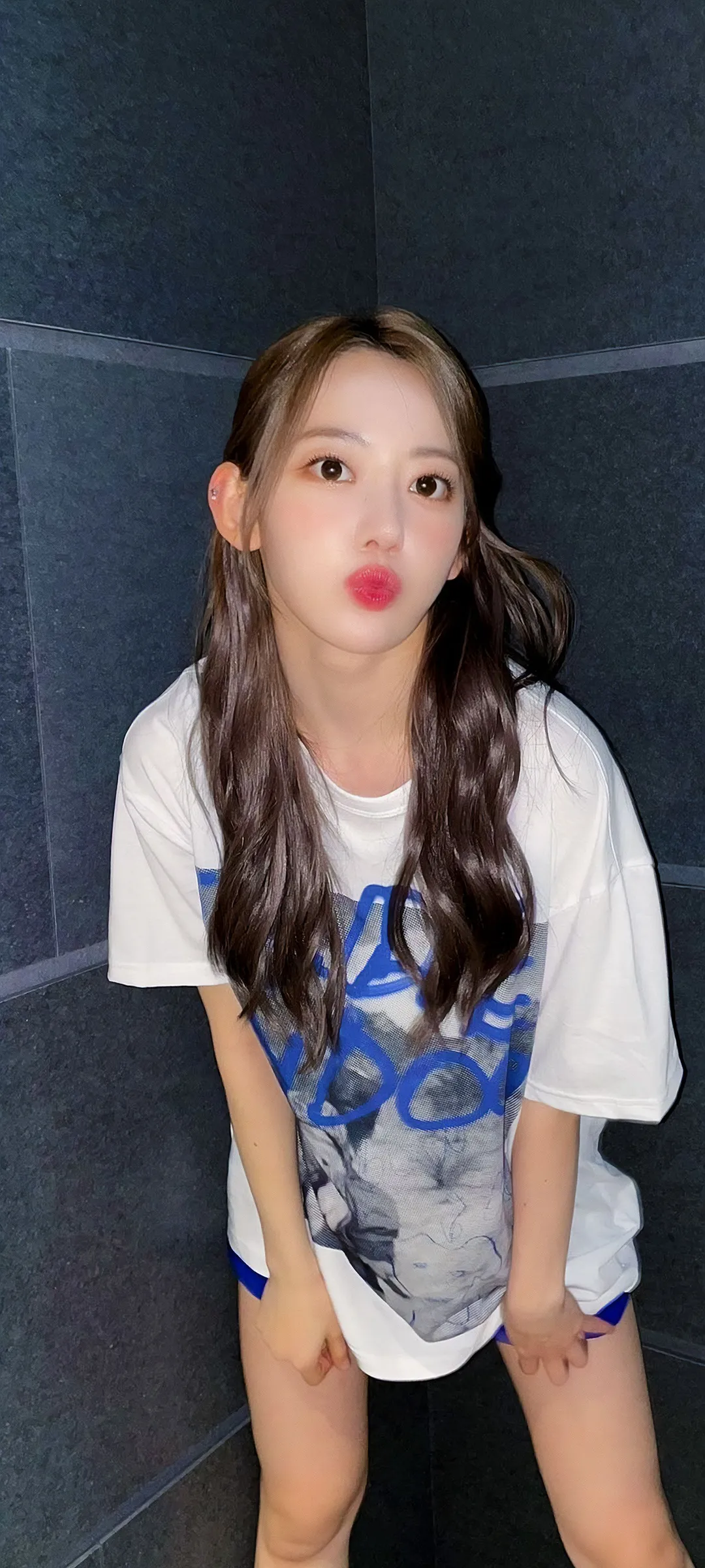 Fond d'écran de verrouillage mobile Sakura Miyawaki 4K HD télécharger — IZ*ONE, LE SSERAFIM