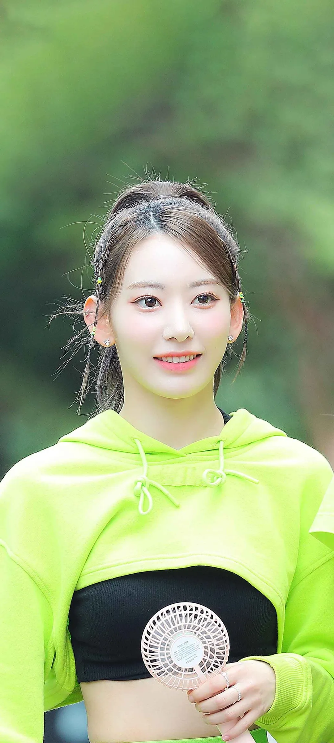 Fond d'écran de verrouillage mobile Sakura Miyawaki 4K HD télécharger — IZ*ONE, LE SSERAFIM