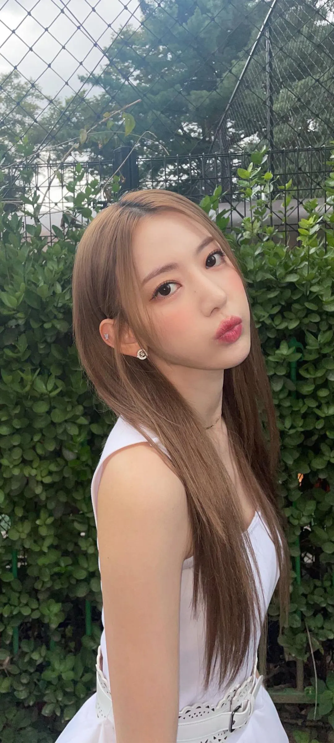 Fond d'écran de verrouillage mobile Sakura Miyawaki 4K HD télécharger — IZ*ONE, LE SSERAFIM