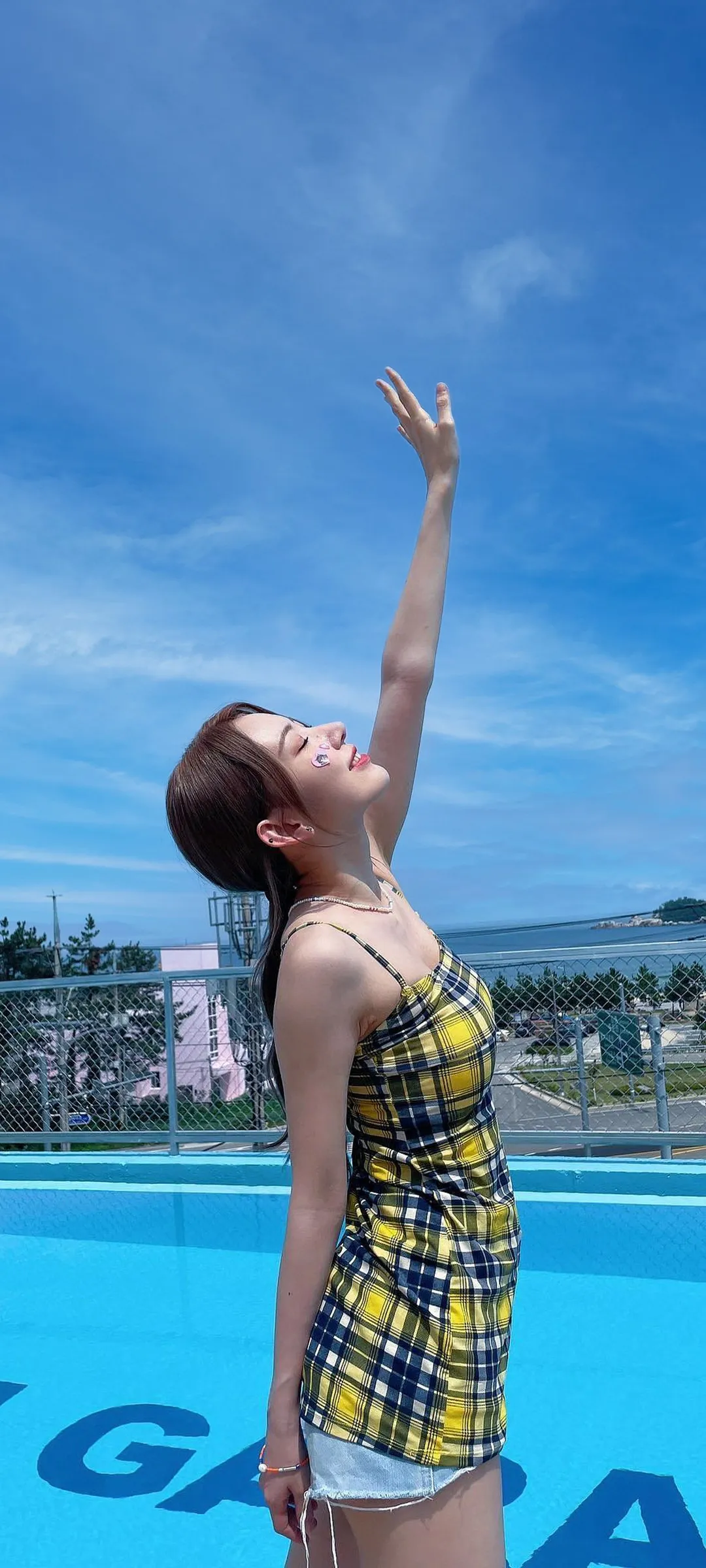 Fond d'écran de verrouillage mobile Sakura Miyawaki 4K HD télécharger — IZ*ONE, LE SSERAFIM