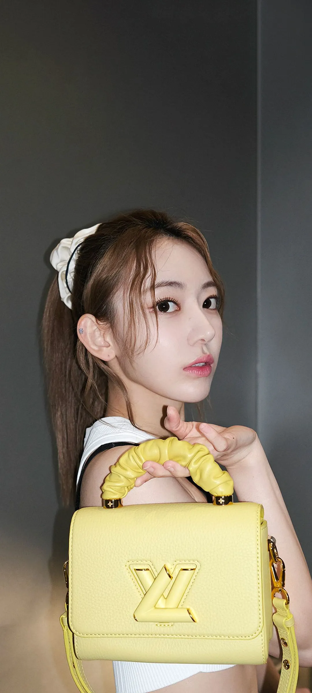 Fond d'écran de verrouillage mobile Sakura Miyawaki 4K HD télécharger — IZ*ONE, LE SSERAFIM