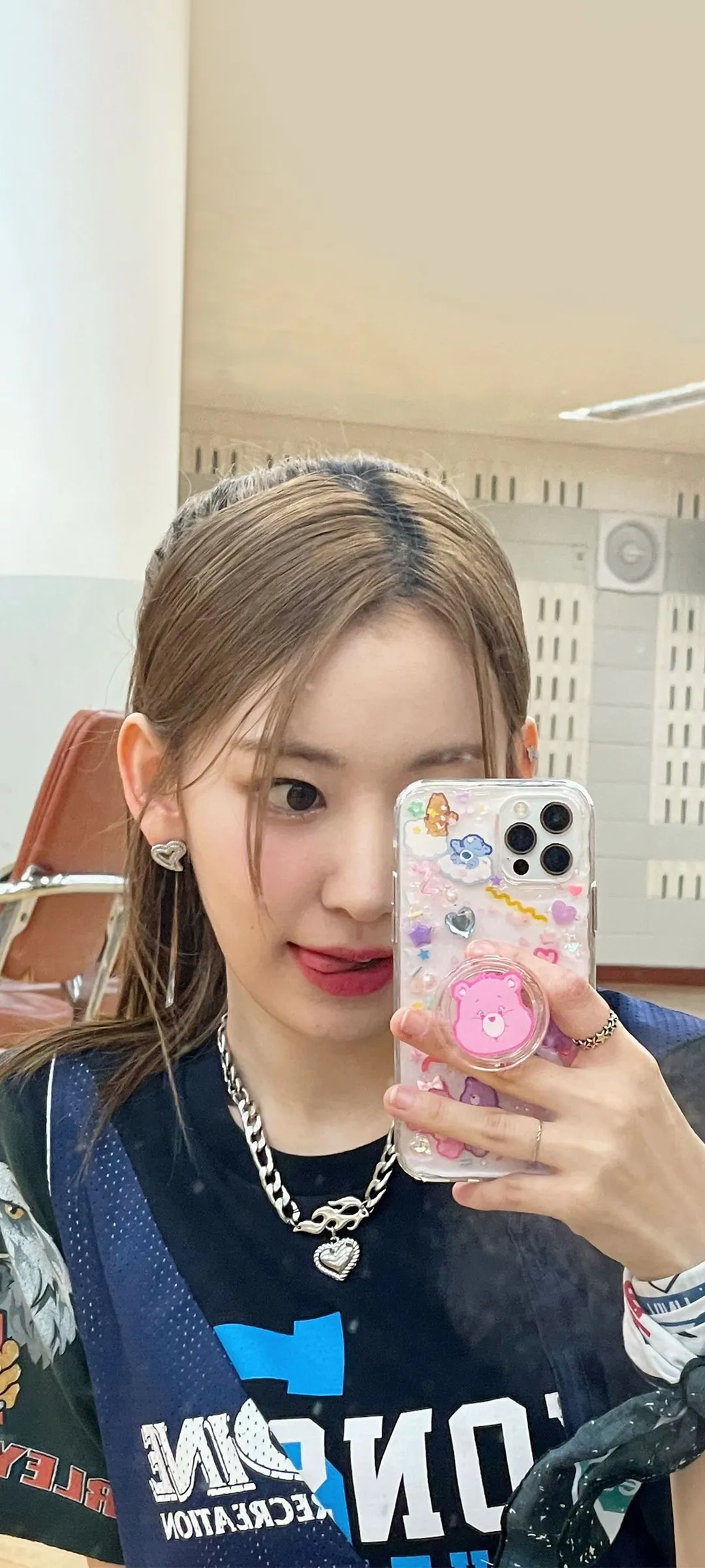 Fond d'écran de verrouillage mobile Sakura Miyawaki 4K HD télécharger — IZ*ONE, LE SSERAFIM