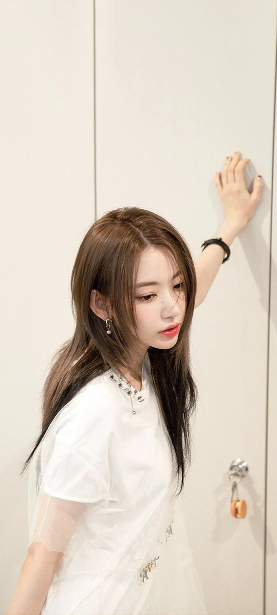 Fond d'écran de verrouillage mobile Sakura Miyawaki 4K HD télécharger — IZ*ONE, LE SSERAFIM