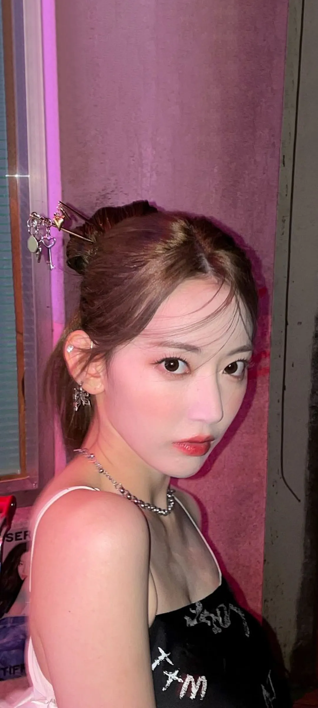 Fond d'écran de verrouillage mobile Sakura Miyawaki 4K HD télécharger — IZ*ONE, LE SSERAFIM
