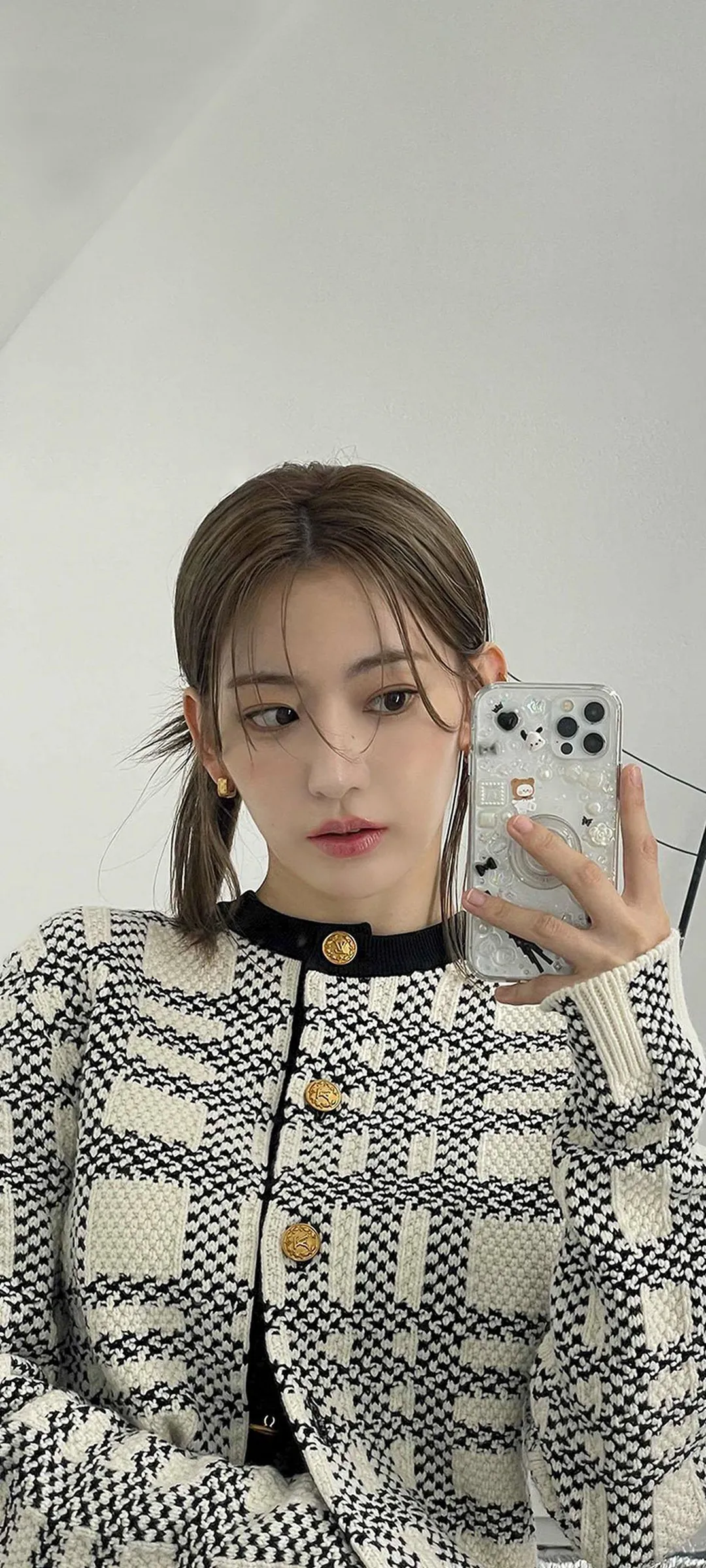 Fond d'écran de verrouillage mobile Sakura Miyawaki 4K HD télécharger — IZ*ONE, LE SSERAFIM