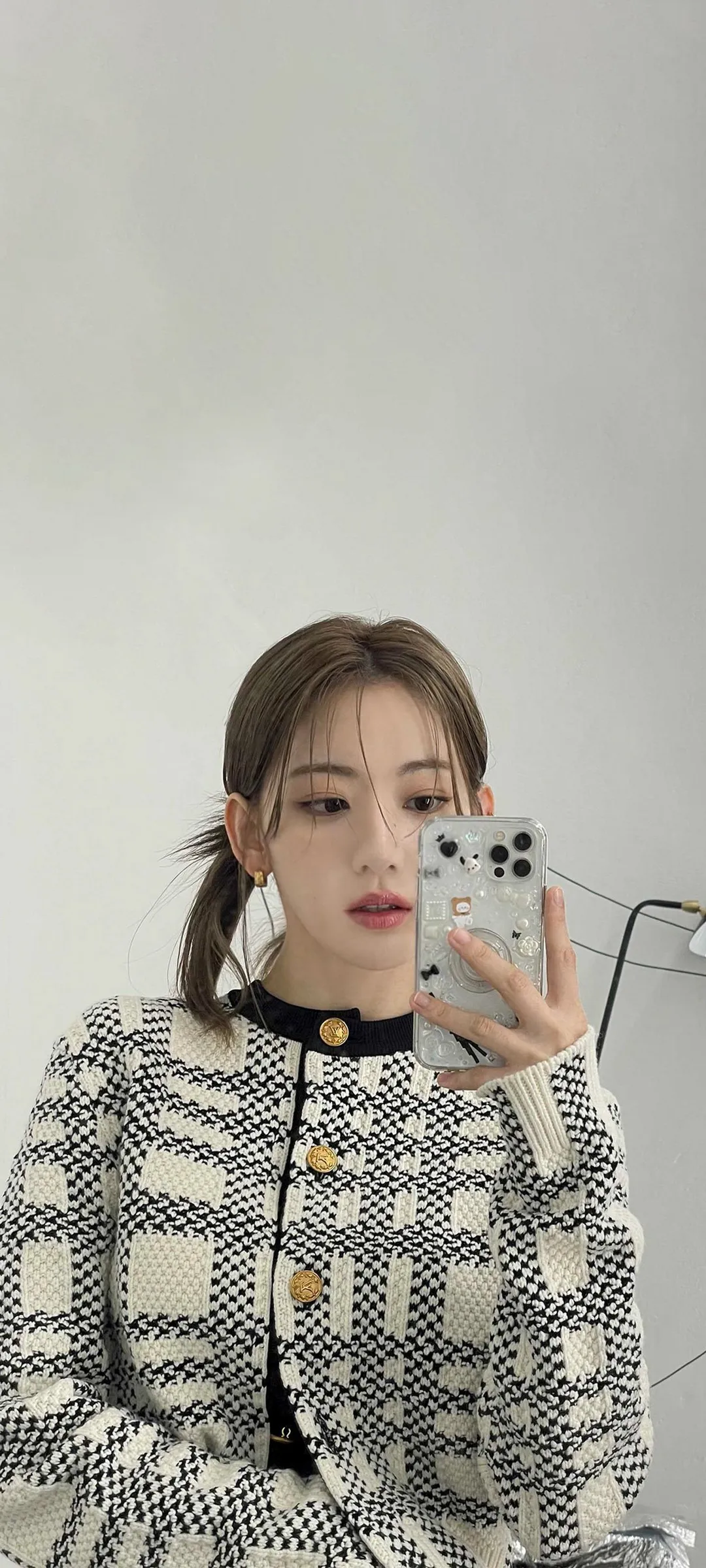 Fond d'écran de verrouillage mobile Sakura Miyawaki 4K HD télécharger — IZ*ONE, LE SSERAFIM