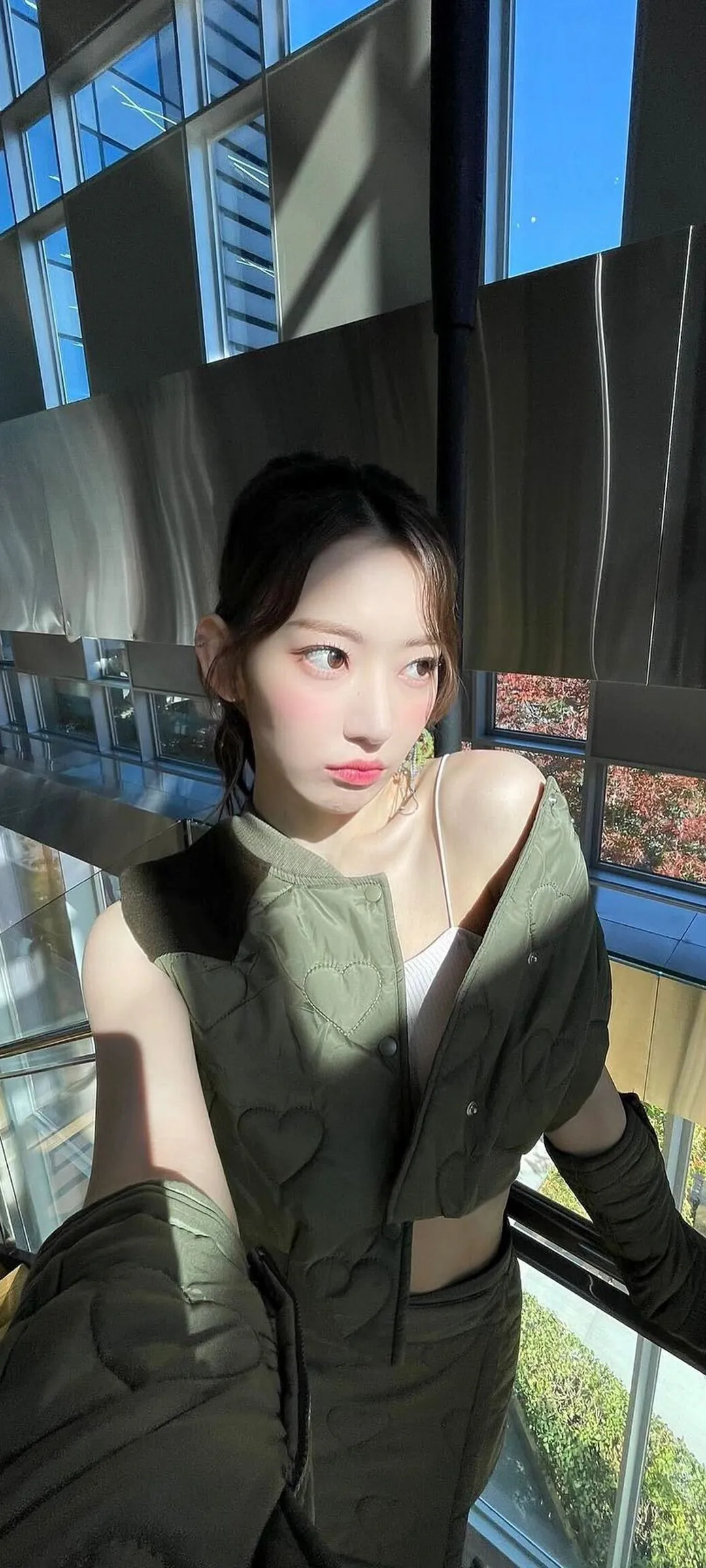 Fond d'écran de verrouillage mobile Sakura Miyawaki 4K HD télécharger — IZ*ONE, LE SSERAFIM