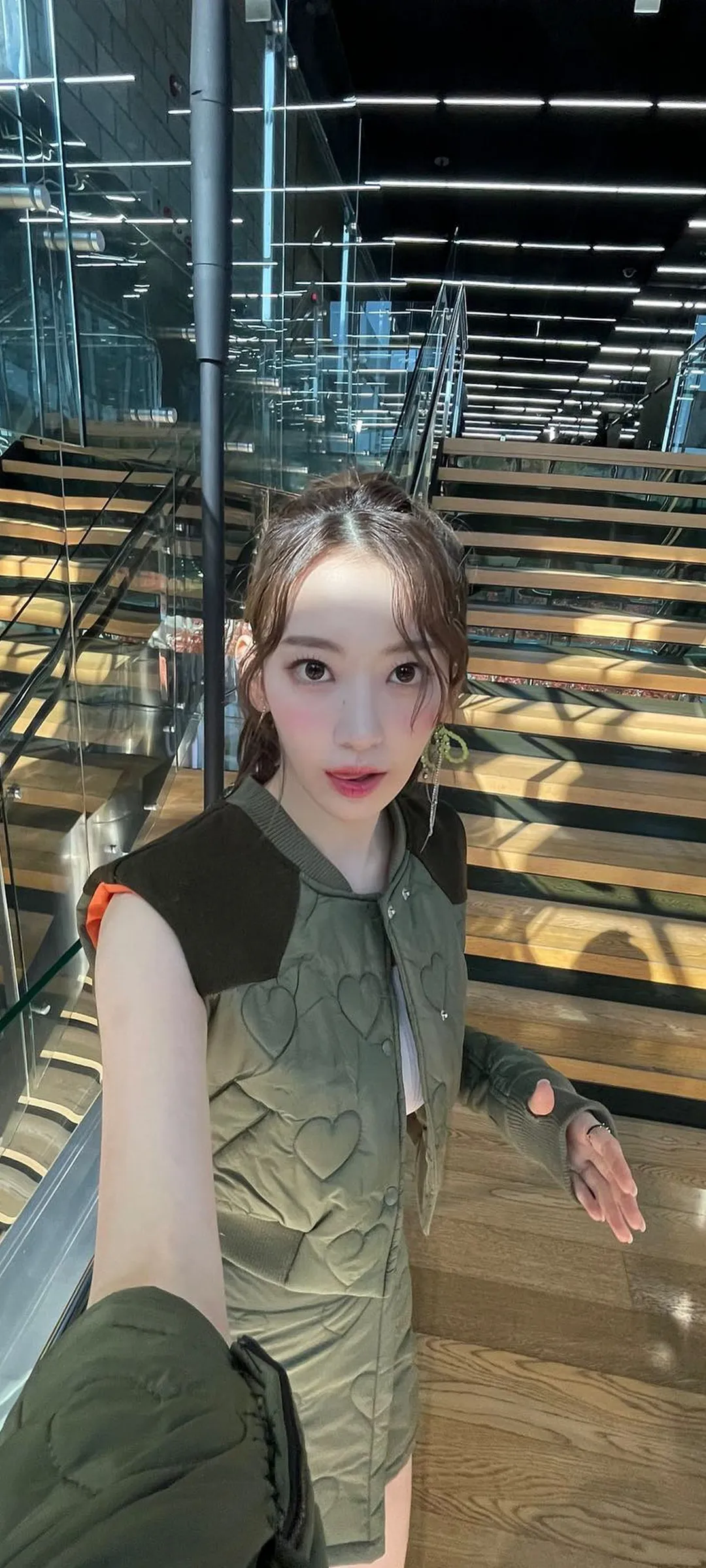 Fond d'écran de verrouillage mobile Sakura Miyawaki 4K HD télécharger — IZ*ONE, LE SSERAFIM