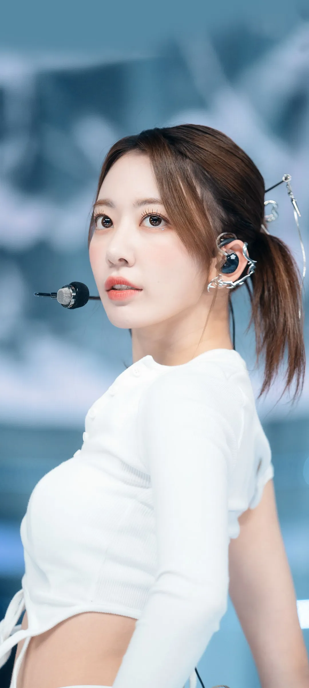 Fond d'écran de verrouillage mobile Sakura Miyawaki 4K HD télécharger — IZ*ONE, LE SSERAFIM