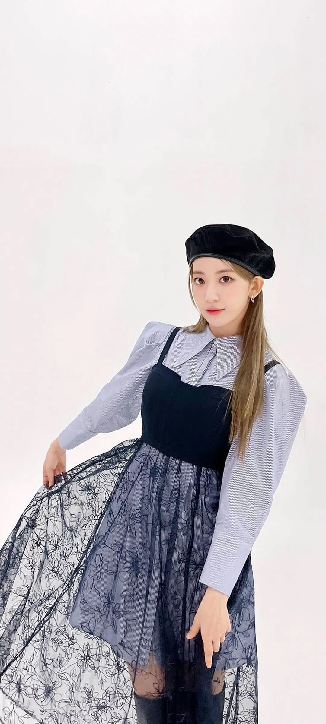 Fond d'écran de verrouillage mobile Sakura Miyawaki 4K HD télécharger — IZ*ONE, LE SSERAFIM