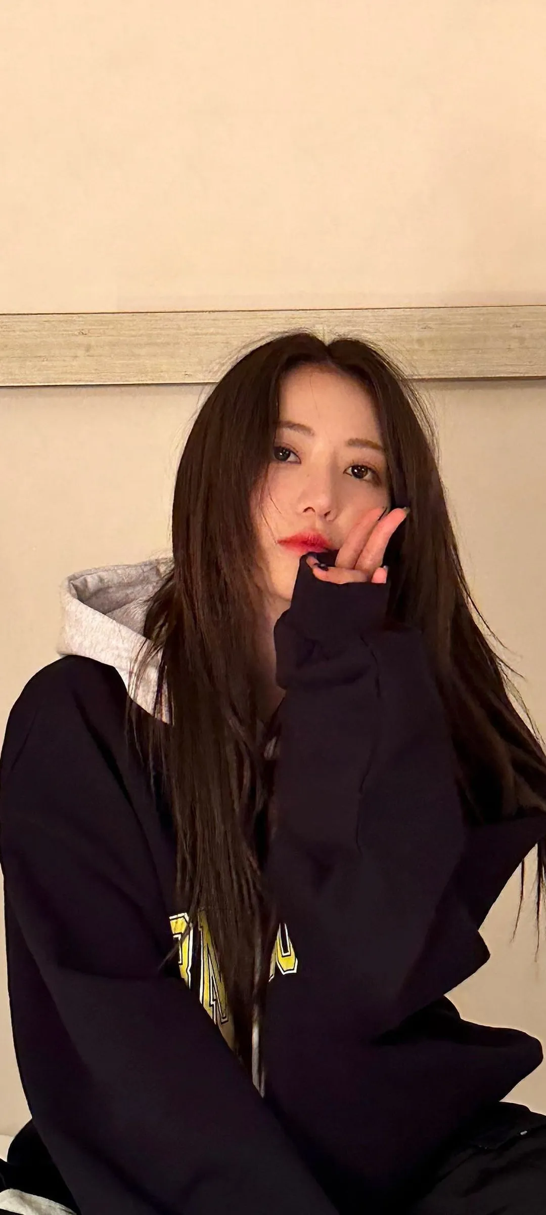 Fond d'écran de verrouillage mobile Sakura Miyawaki 4K HD télécharger — IZ*ONE, LE SSERAFIM