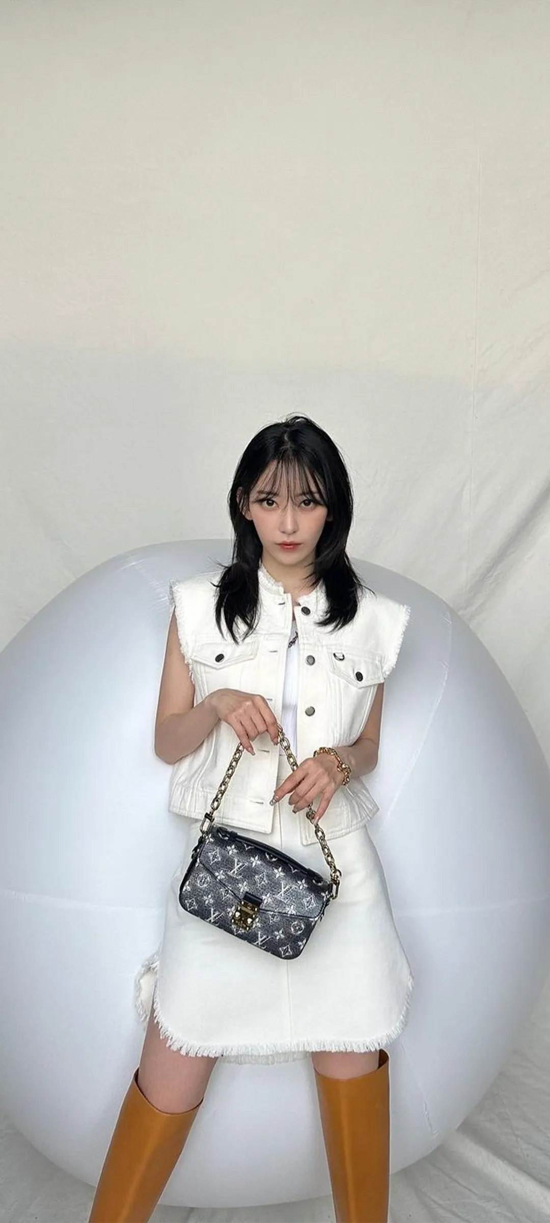 Fond d'écran de verrouillage mobile Sakura Miyawaki 4K HD télécharger — IZ*ONE, LE SSERAFIM