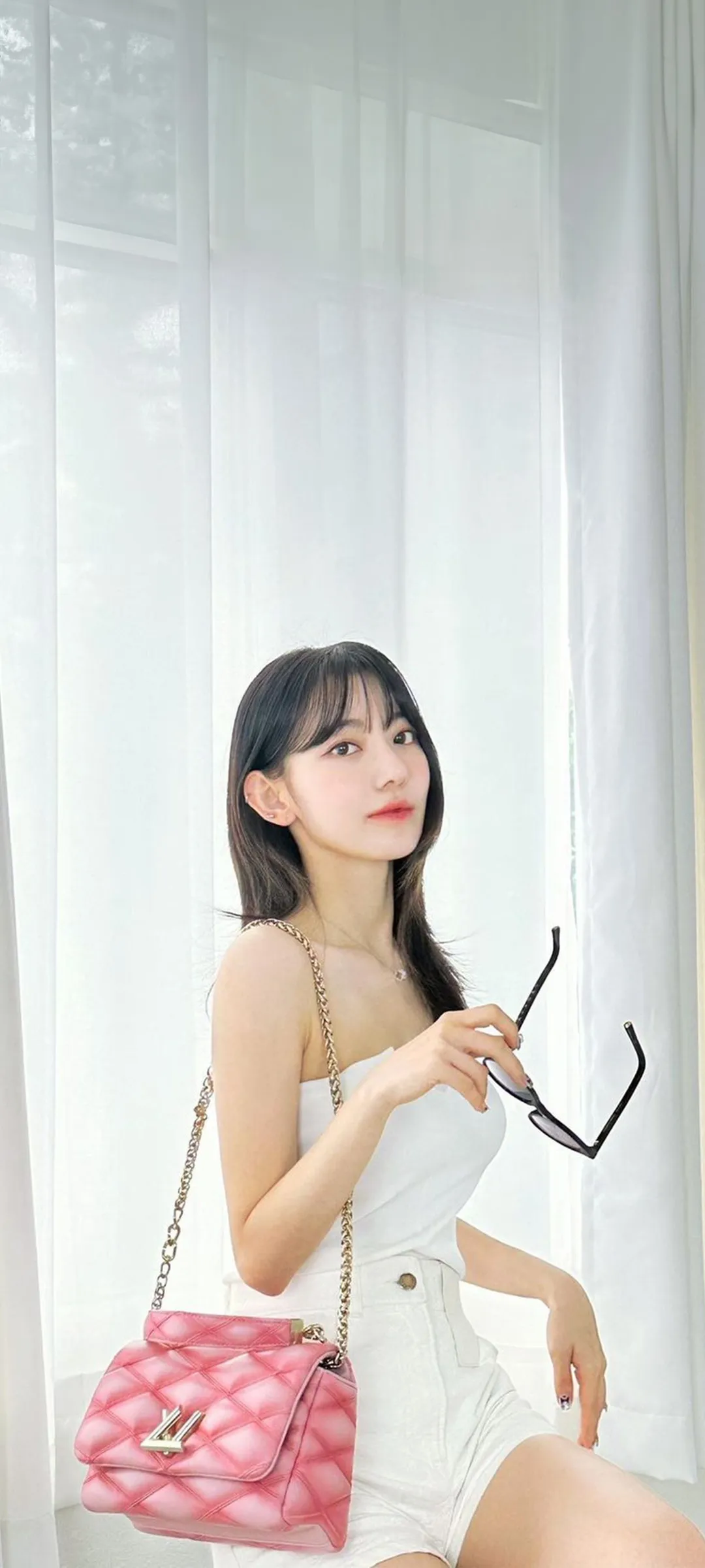 Fond d'écran de verrouillage mobile Sakura Miyawaki 4K HD télécharger — IZ*ONE, LE SSERAFIM