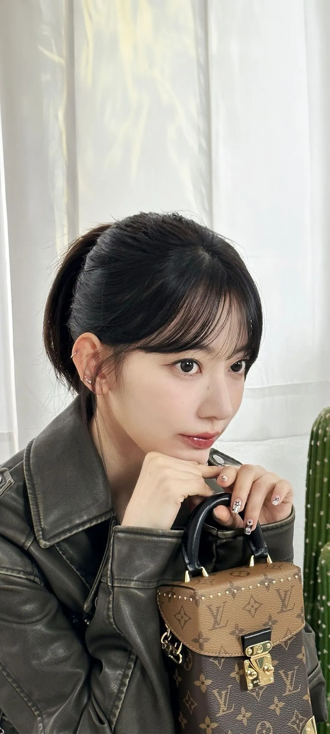 Fond d'écran de verrouillage mobile Sakura Miyawaki 4K HD télécharger — IZ*ONE, LE SSERAFIM