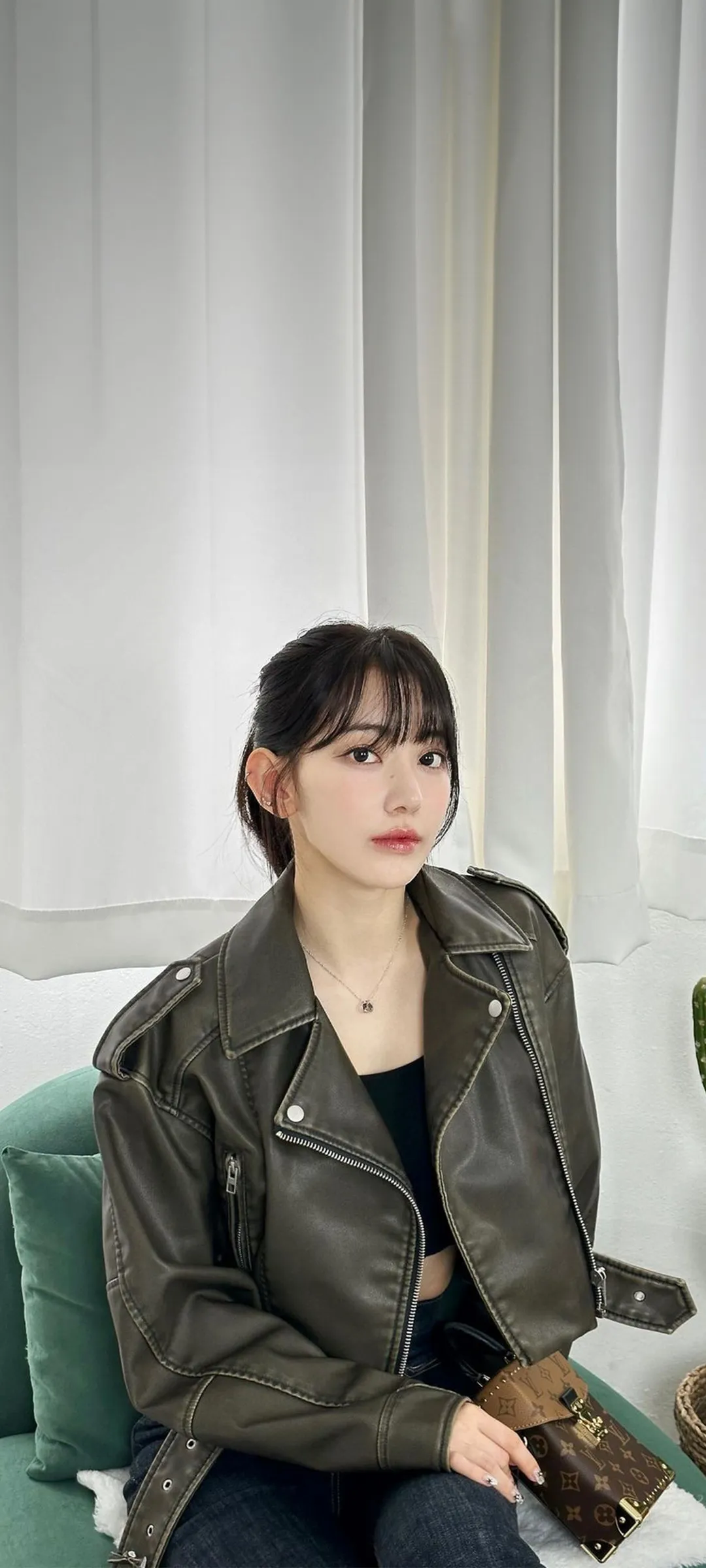 Fond d'écran de verrouillage mobile Sakura Miyawaki 4K HD télécharger — IZ*ONE, LE SSERAFIM