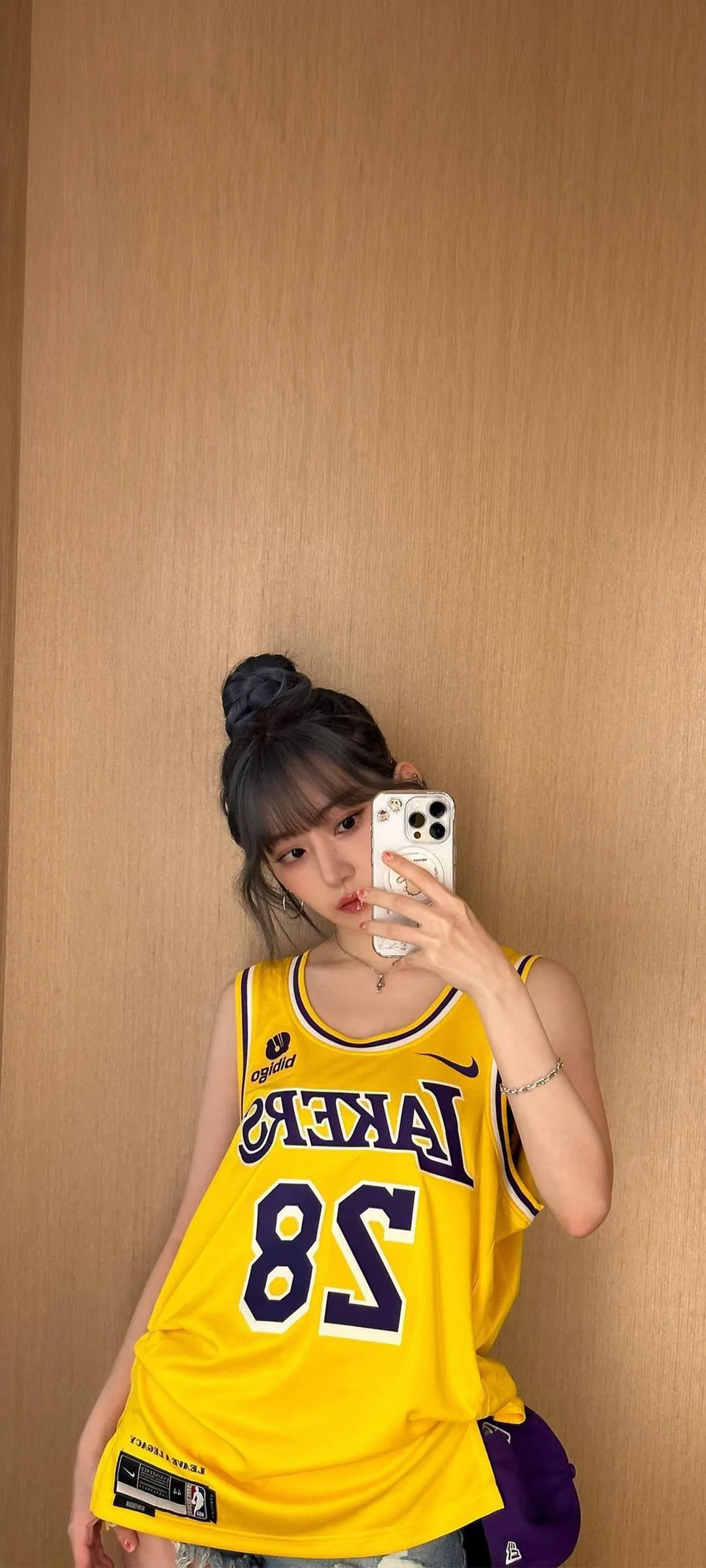 Fond d'écran de verrouillage mobile Sakura Miyawaki 4K HD télécharger — IZ*ONE, LE SSERAFIM
