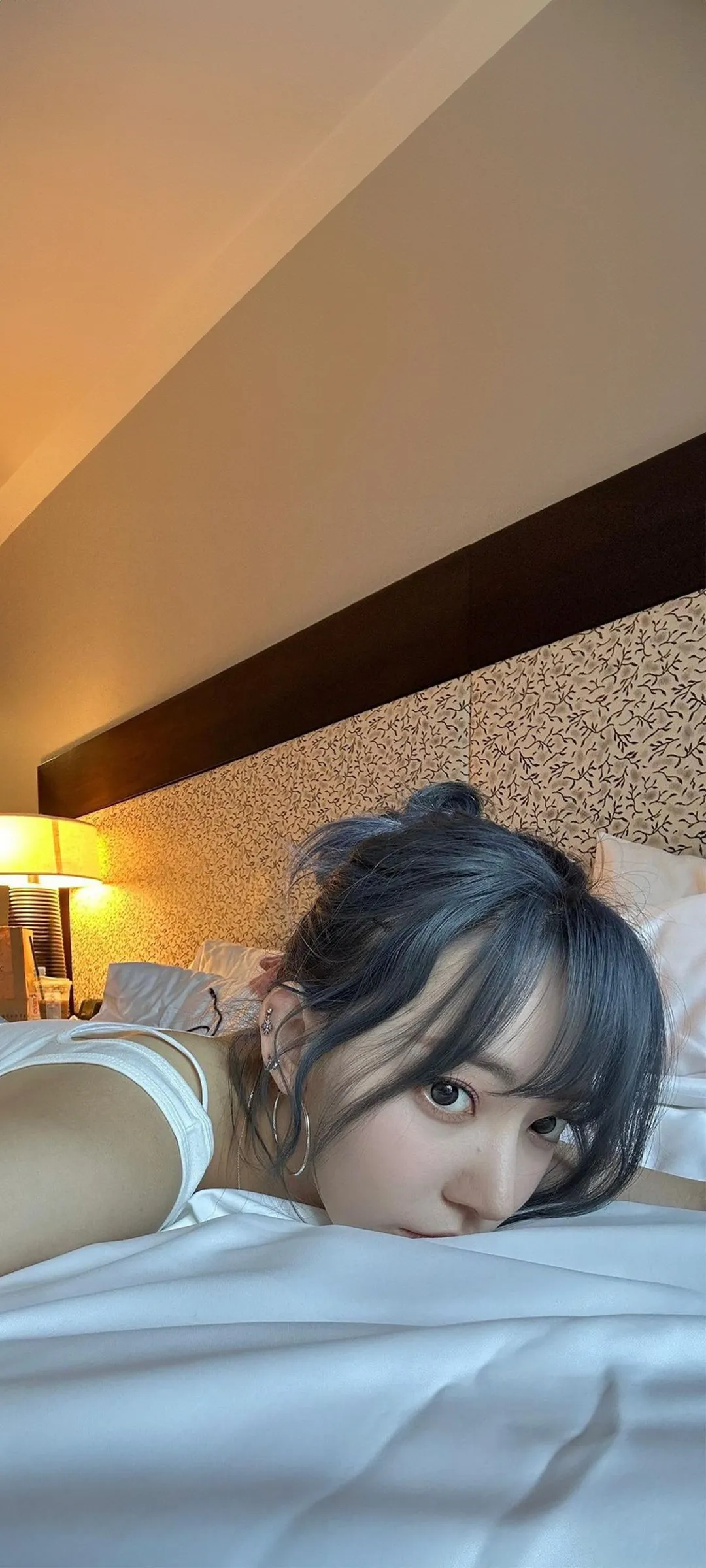 Fond d'écran de verrouillage mobile Sakura Miyawaki 4K HD télécharger — IZ*ONE, LE SSERAFIM