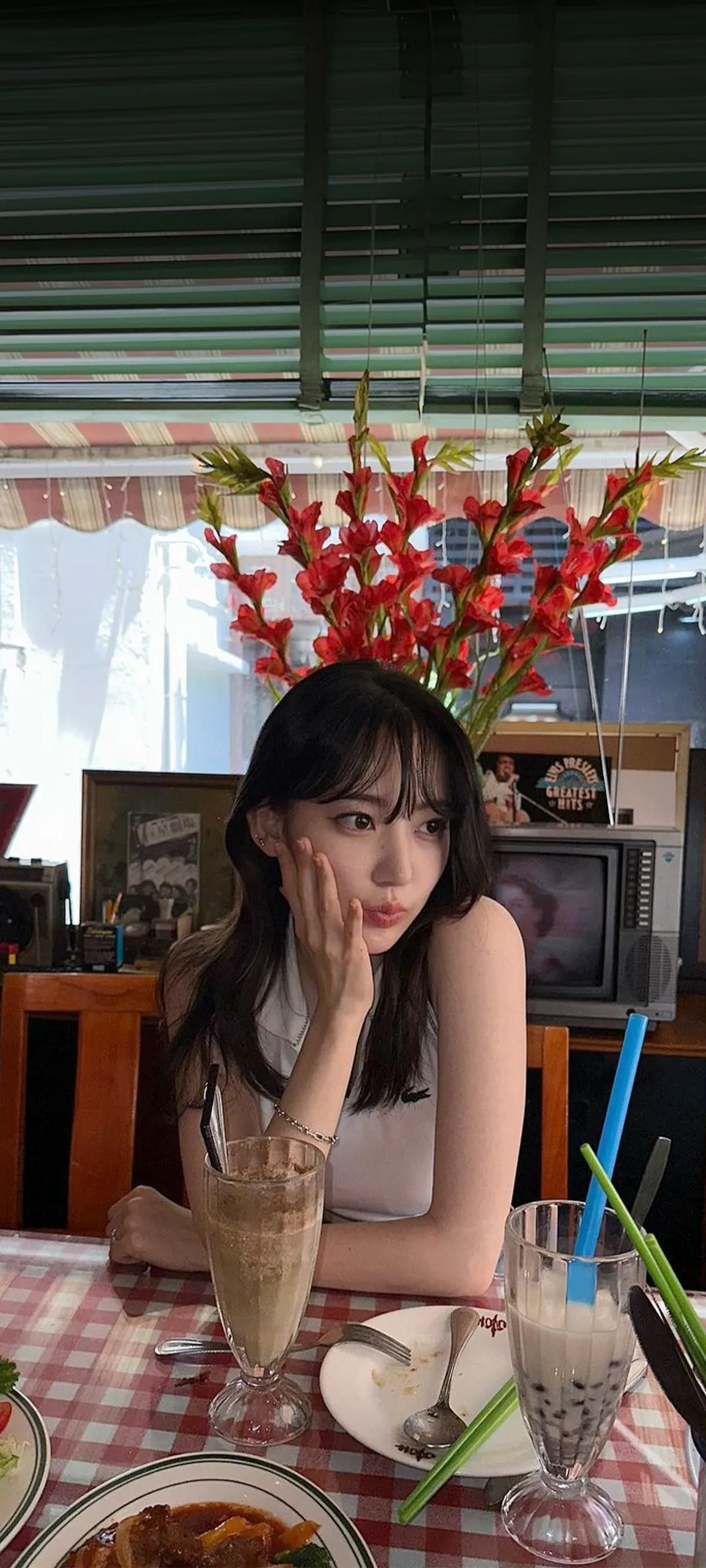 Fond d'écran de verrouillage mobile Sakura Miyawaki 4K HD télécharger — IZ*ONE, LE SSERAFIM