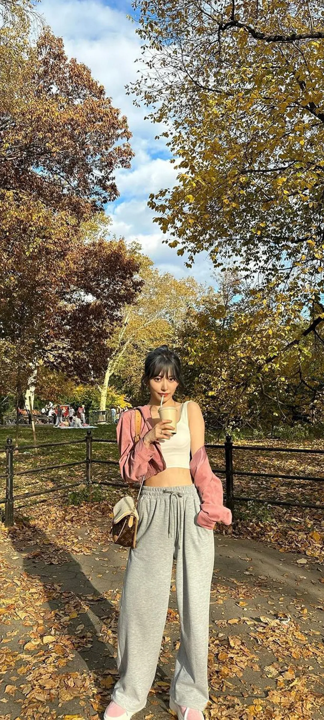 Fond d'écran de verrouillage mobile Sakura Miyawaki 4K HD télécharger — IZ*ONE, LE SSERAFIM