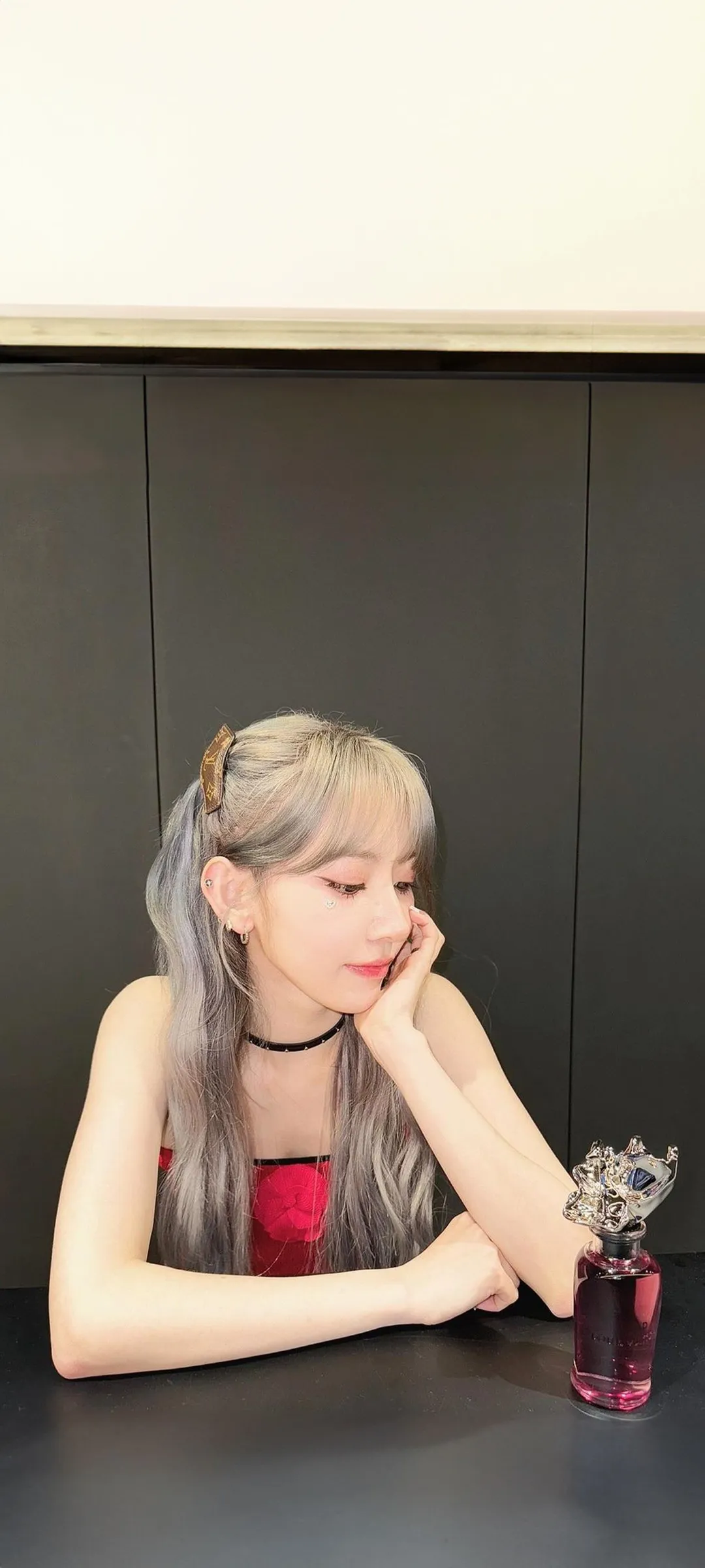 Fond d'écran de verrouillage mobile Sakura Miyawaki 4K HD télécharger — IZ*ONE, LE SSERAFIM