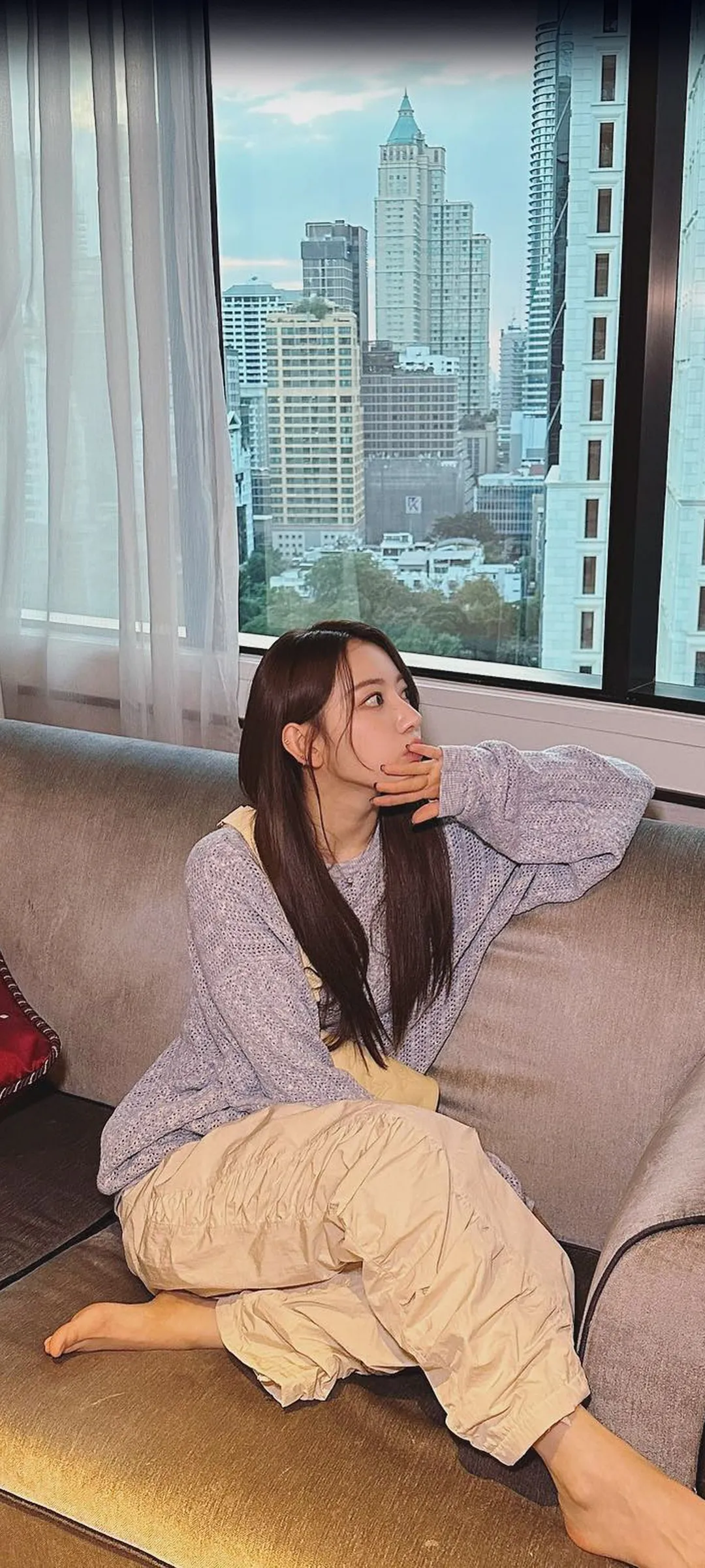 Fond d'écran de verrouillage mobile Sakura Miyawaki 4K HD télécharger — IZ*ONE, LE SSERAFIM