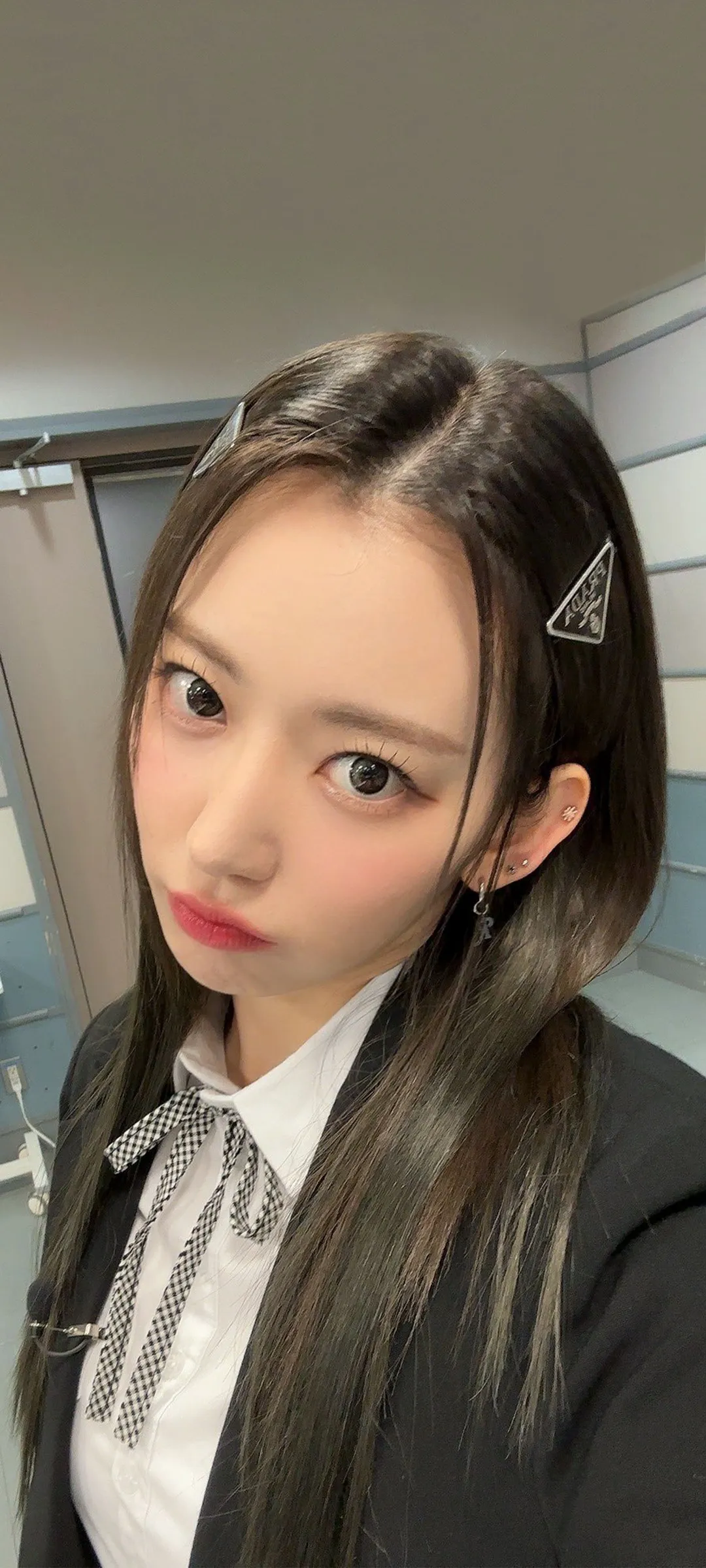 Fond d'écran de verrouillage mobile Sakura Miyawaki 4K HD télécharger — IZ*ONE, LE SSERAFIM