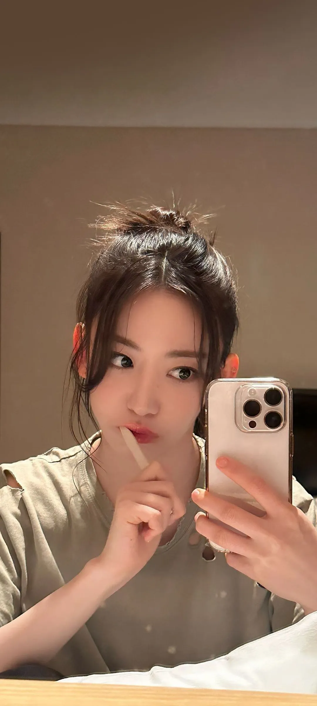 Fond d'écran de verrouillage mobile Sakura Miyawaki 4K HD télécharger — IZ*ONE, LE SSERAFIM