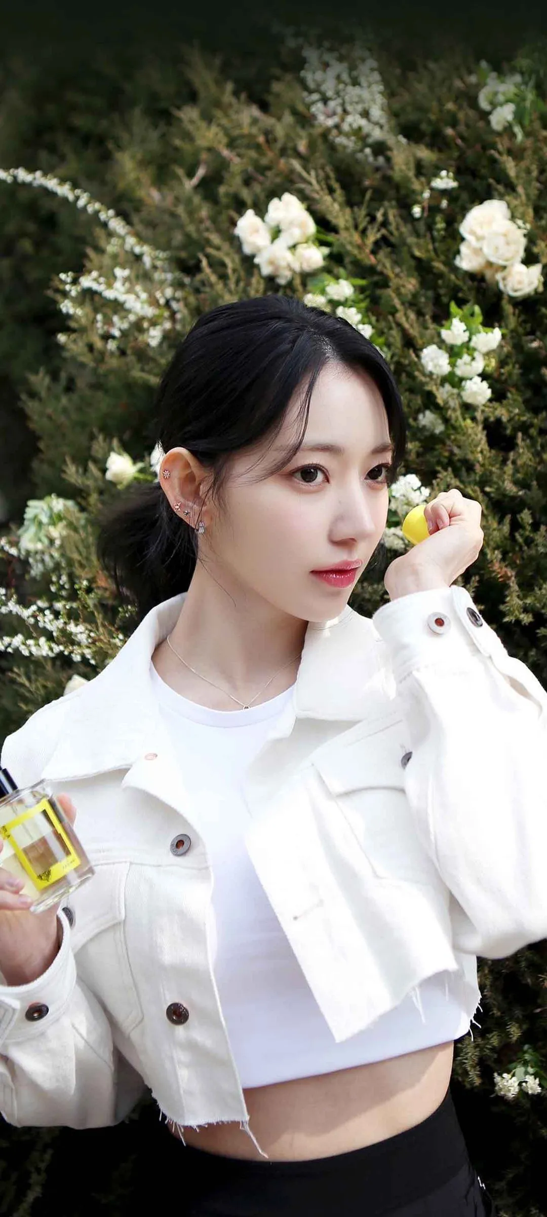 Fond d'écran de verrouillage mobile Sakura Miyawaki 4K HD télécharger — IZ*ONE, LE SSERAFIM