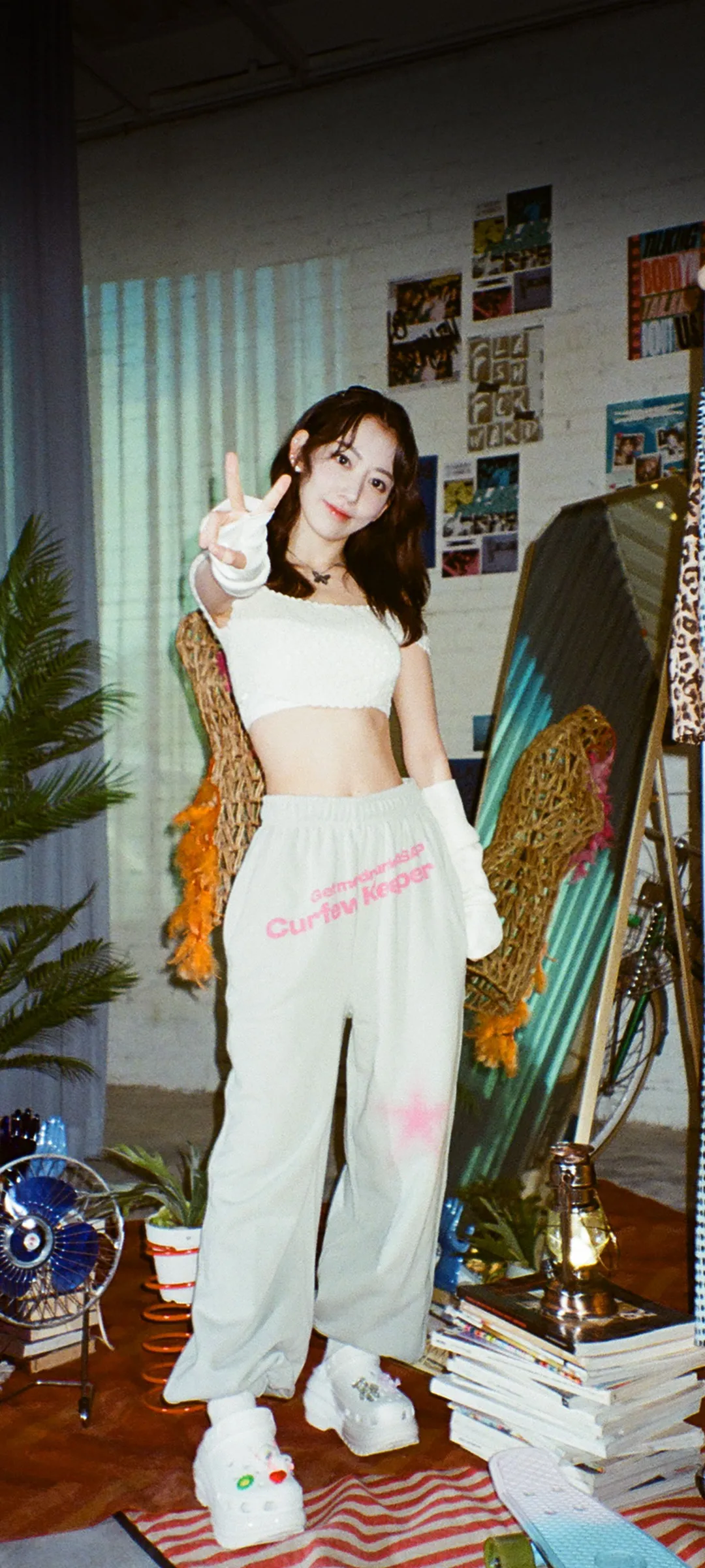 Fond d'écran de verrouillage mobile Sakura Miyawaki 4K HD télécharger — IZ*ONE, LE SSERAFIM