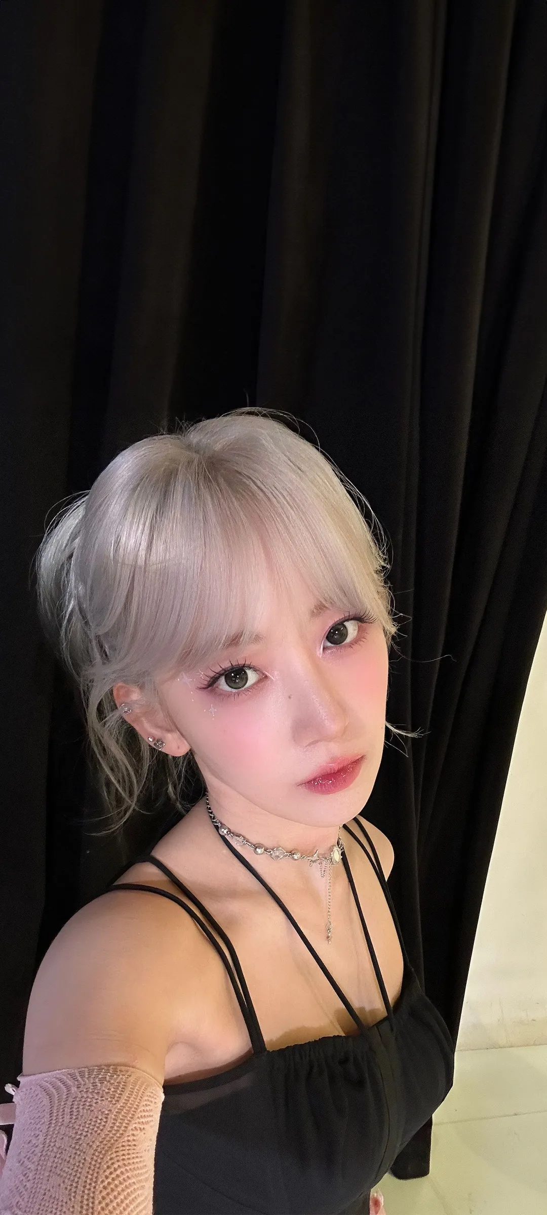 Fond d'écran de verrouillage mobile Sakura Miyawaki 4K HD télécharger — IZ*ONE, LE SSERAFIM
