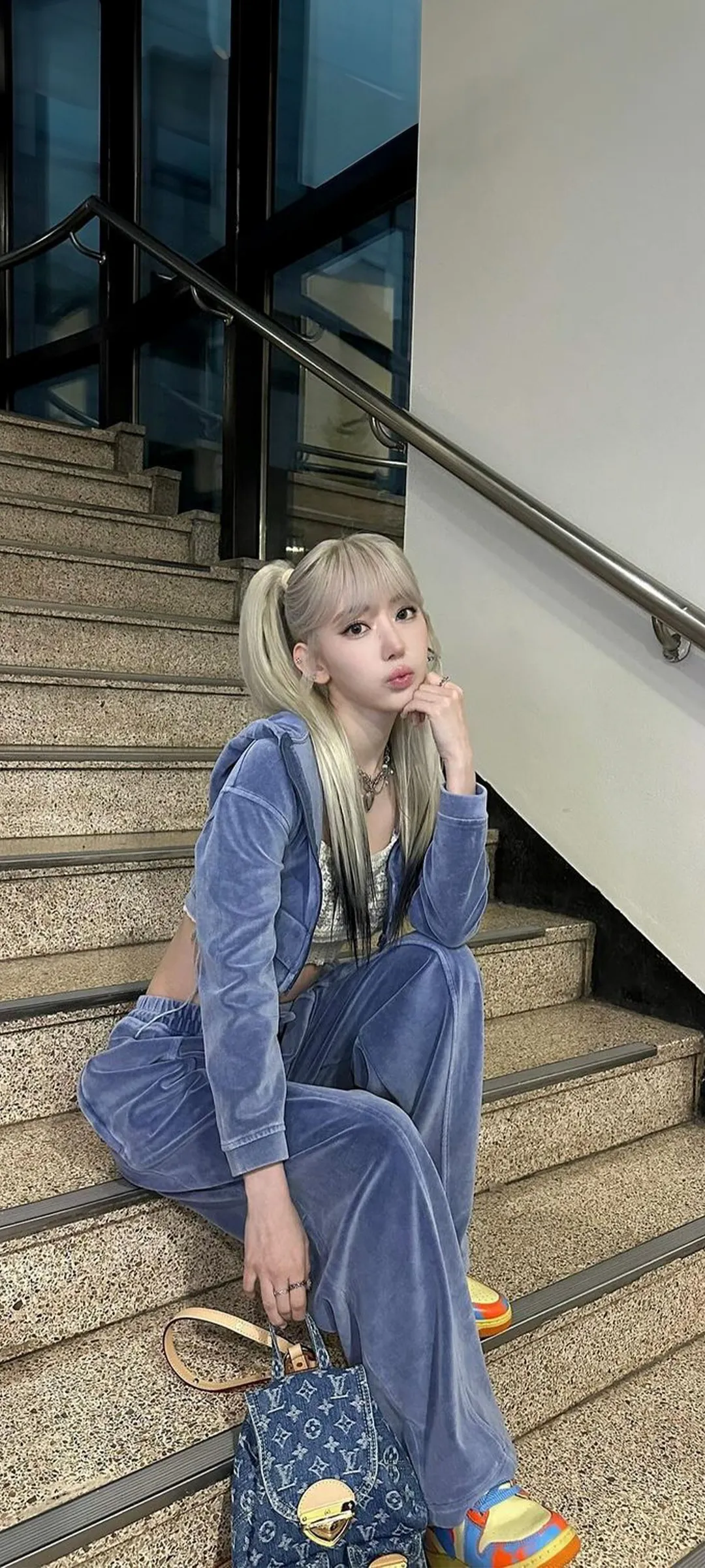 Fond d'écran de verrouillage mobile Sakura Miyawaki 4K HD télécharger — IZ*ONE, LE SSERAFIM