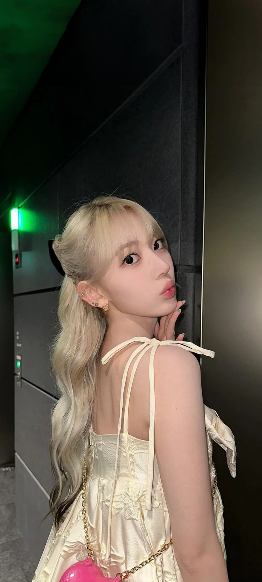 Fond d'écran de verrouillage mobile Sakura Miyawaki 4K HD télécharger — IZ*ONE, LE SSERAFIM