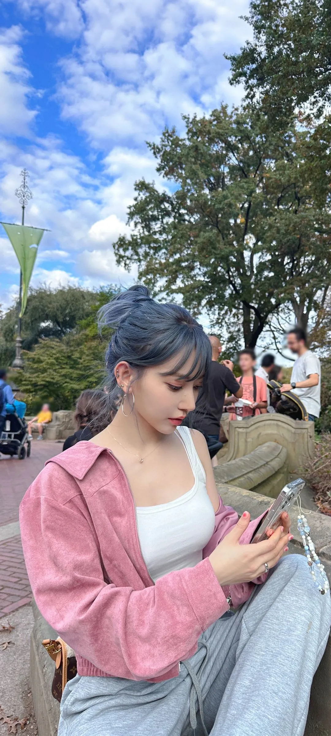 Fond d'écran de verrouillage mobile Sakura Miyawaki 4K HD télécharger — IZ*ONE, LE SSERAFIM