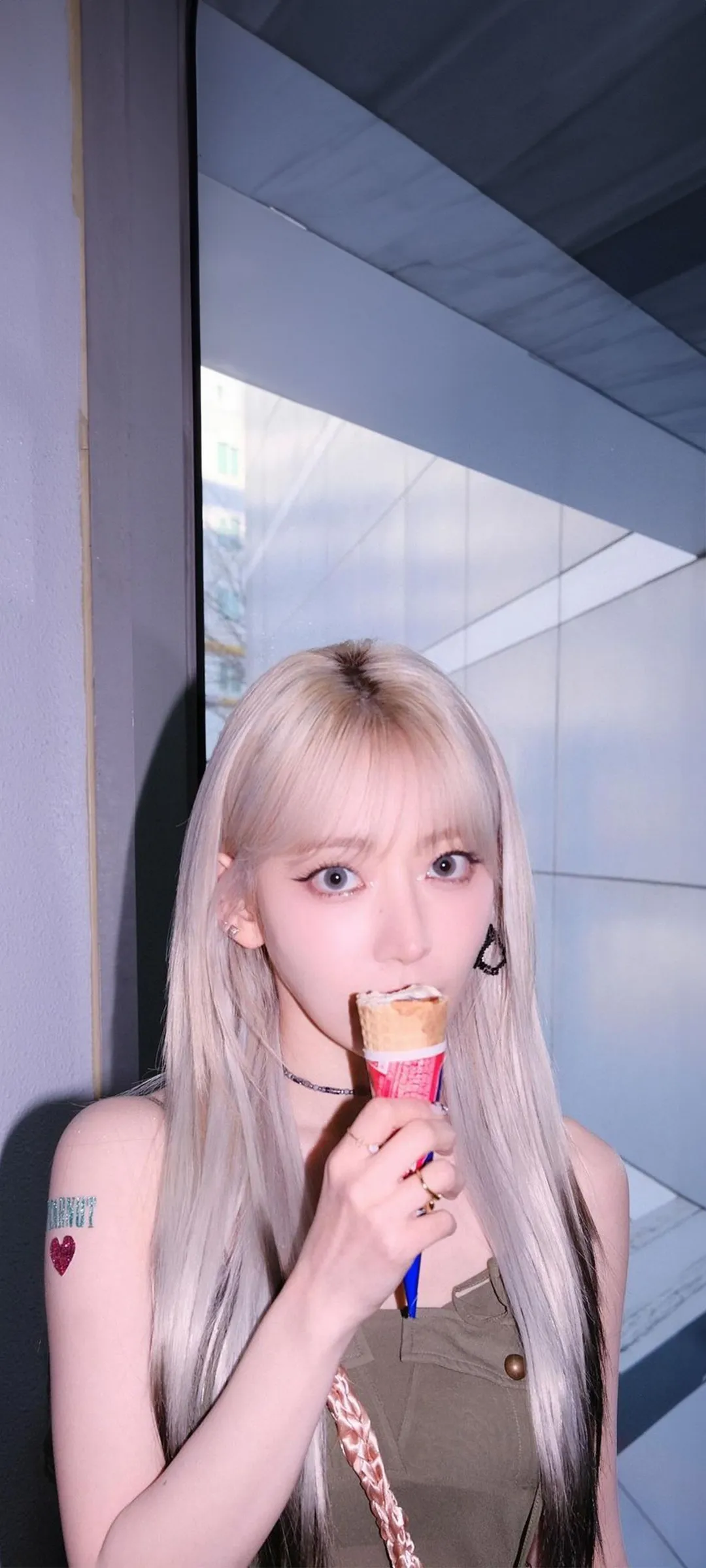 Fond d'écran de verrouillage mobile Sakura Miyawaki 4K HD télécharger — IZ*ONE, LE SSERAFIM