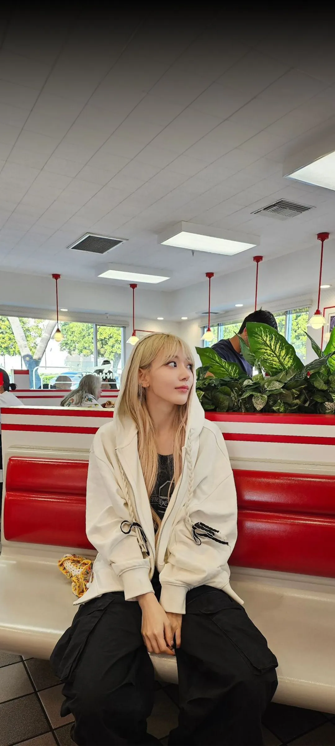 Fond d'écran de verrouillage mobile Sakura Miyawaki 4K HD télécharger — IZ*ONE, LE SSERAFIM