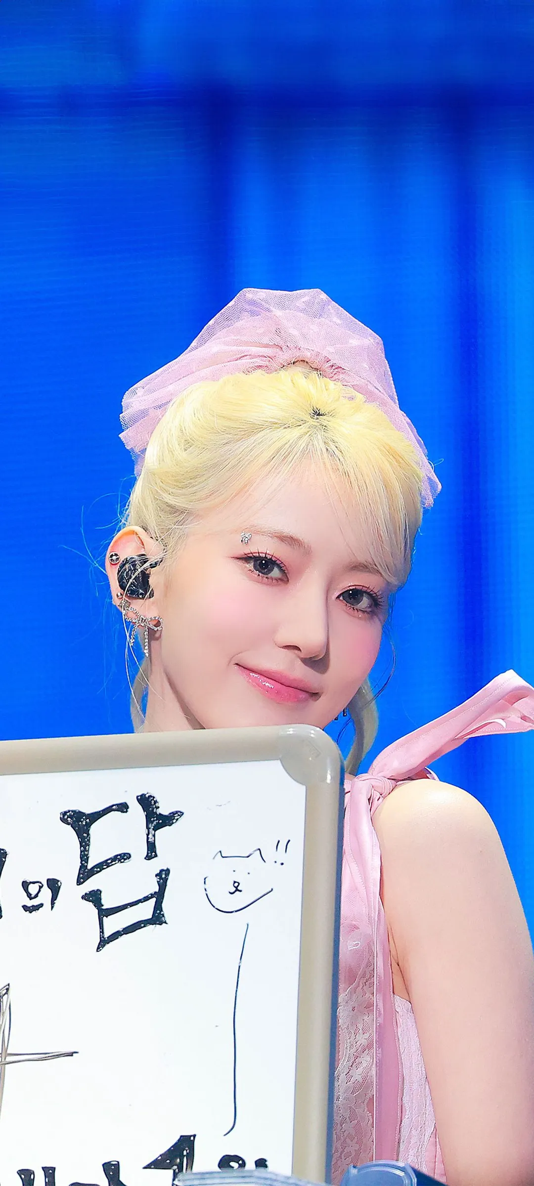 Fond d'écran de verrouillage mobile Sakura Miyawaki 4K HD télécharger — IZ*ONE, LE SSERAFIM